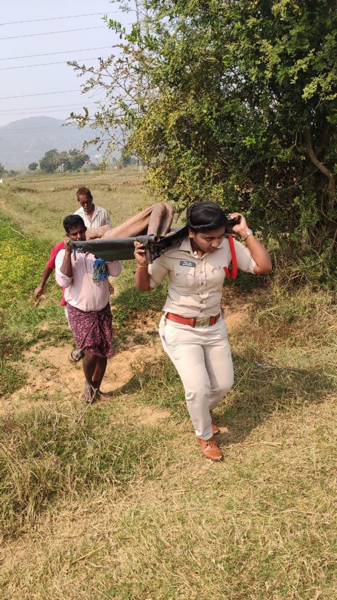 <p>അനാഥ മൃതദേഹം ചുമലിലേറ്റി രണ്ട് കിലോമീറ്ററോളം നടന്ന പൊലീസ് ഉദ്യോഗസ്ഥയാണ് ശ്രീഷ. തിങ്കളാഴ്ച്ചയാണ് ആന്ധ്രപ്രദേശിലെ ശ്രീകാകളുത്തുള്ള അടവി കൊത്തൂര്‍ ഗ്രാമത്തില്‍ അജ്ഞാത മൃതദേഹം വഴിയരികില്‍ കണ്ടത്.&nbsp;<br />&nbsp;</p>