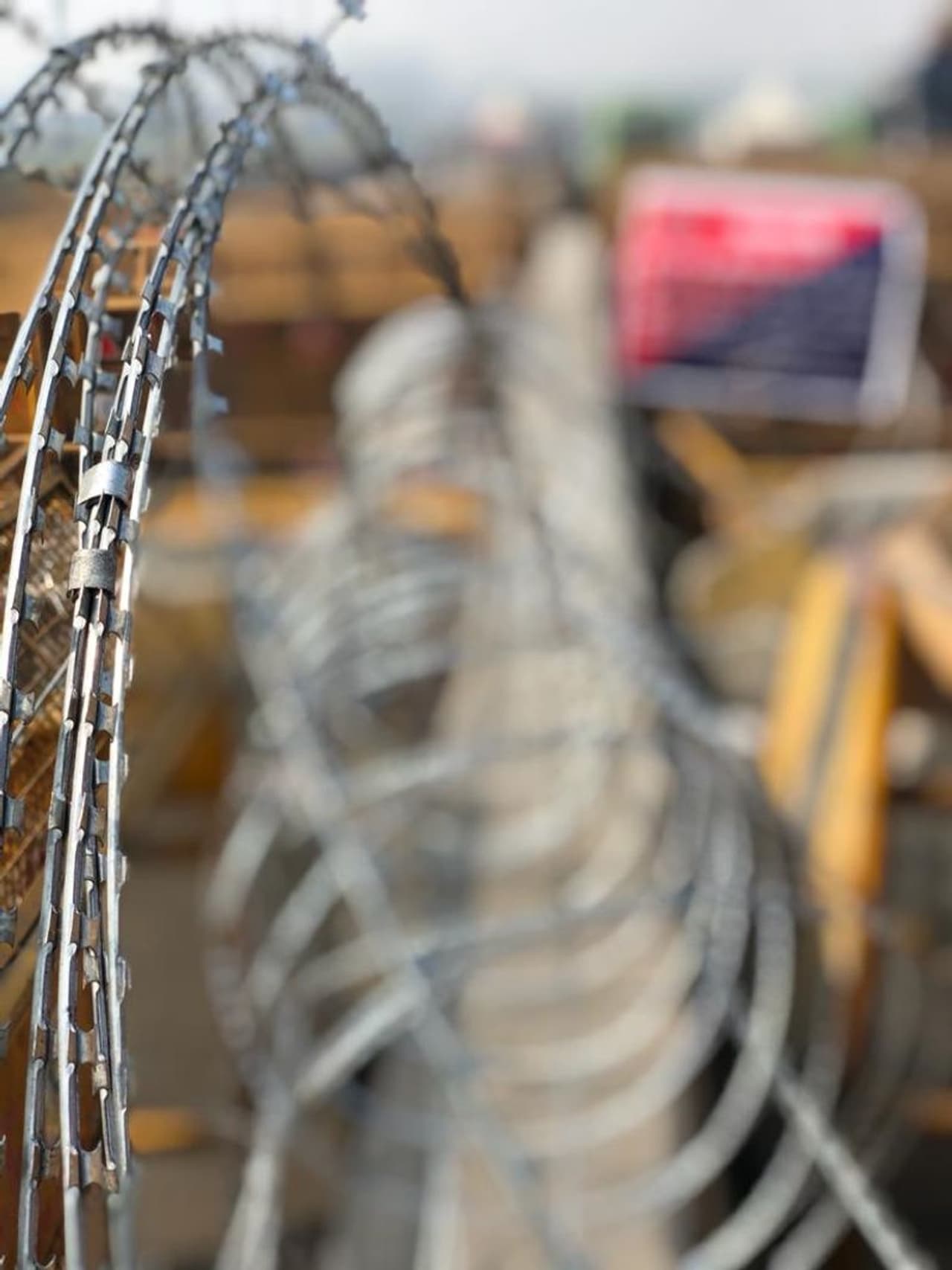 <p>നേരത്തെ താങ്ങുവിലയില് ഉറപ്പ് കിട്ടിയാല് സമരം പിന്വലിക്കാമെന്ന് ടിക്കായത്ത് നേരത്തെ പറഞ്ഞിരുന്നു. എന്നാല് രാകേഷ് ടിക്കായത്തിന്റെ ഈ പ്രഖ്യാപനത്തെ സംയുക്ത കിസാന് സഭ നേരത്തെ തള്ളിയിരുന്നു. </p> <p>നേരത്തെ താങ്ങുവിലയില് ഉറപ്പ് കിട്ടിയാല് സമരം പിന്വലിക്കാമെന്ന് ടിക്കായത്ത് നേരത്തെ പറഞ്ഞിരുന്നു. എന്നാല് രാകേഷ് ടിക്കായത്തിന്റെ ഈ പ്രഖ്യാപനത്തെ സംയുക്ത കിസാന് സഭ നേരത്തെ തള്ളിയിരുന്നു. </p>