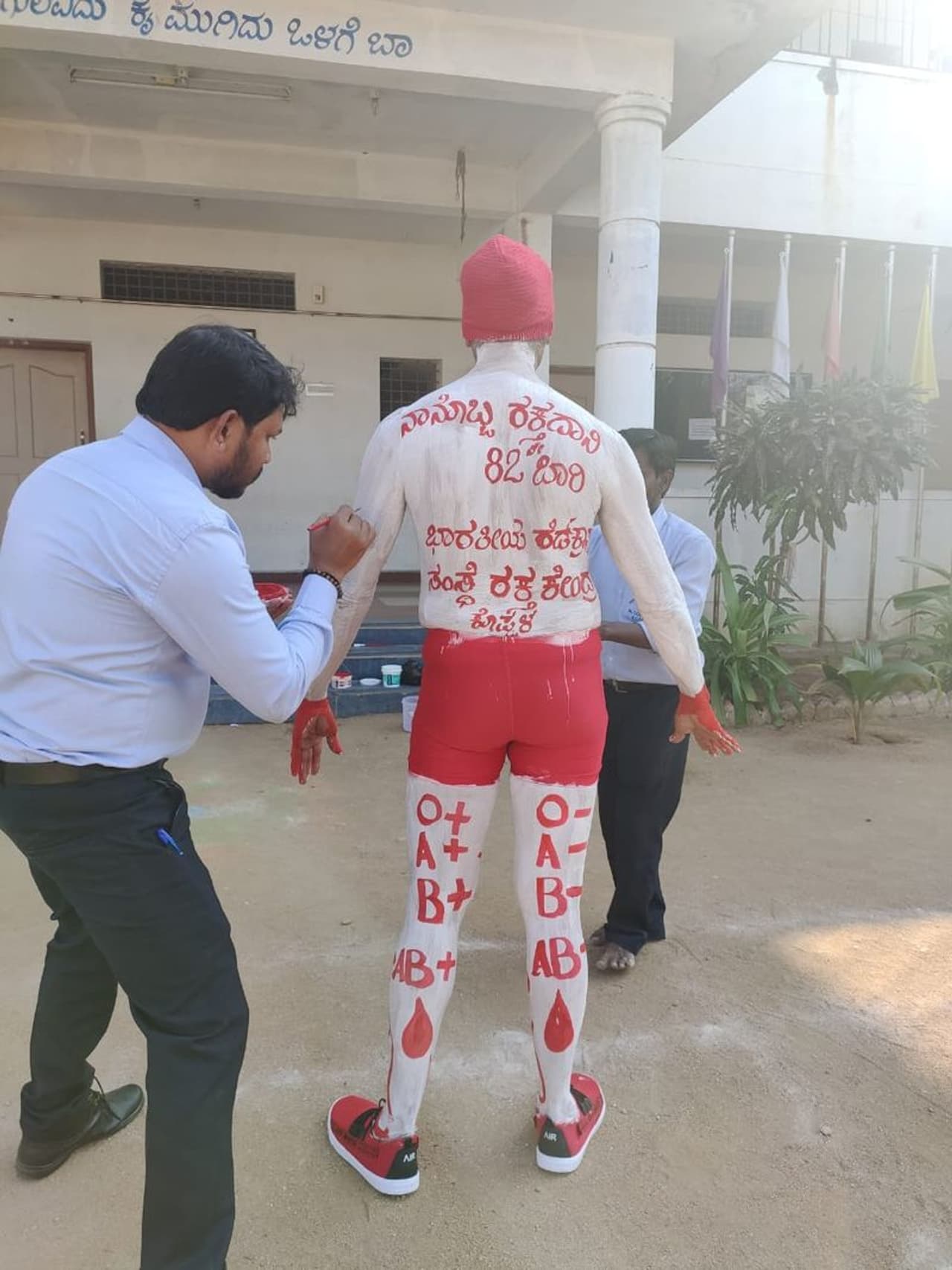 <p>ದಾವಣಗೆರೆ ನಿವಾಸಿ ಶಿವಕುಮಾರ ಮಹಡಿಮನೆ ಇಂತಹ ಮಹತ್ ಕಾರ್ಯ ನಡೆಸುತ್ತಿದ್ದಾರೆ. ಯಾವುದೋ ದಾಖಲೆ, ಪ್ರಶಸ್ತಿ, ಪ್ರಶಂಸೆಗಾಗಿ ಇದನ್ನು ಮಾಡುತ್ತಿಲ್ಲ. ತಂಗಿಯಂತೆ ಯಾರೂ ರಕ್ತ ಸಿಗದೆ ಸಾಯಬಾರದು ಎನ್ನುವ ಮಹದುದ್ದೇಶವನ್ನಿಟ್ಟುಕೊಂಡು ರಕ್ತದಾನದ ಜಾಗೃತಿ ಮೂಡಿಸುತ್ತಿದ್ದಾರೆ. ಕೊಪ್ಪಳ ಗವಿಸಿದ್ಧೇಶ್ವರ ಜಾತ್ರೆಯಲ್ಲಿಯೂ ಇವರು ಮೂರು ದಿನ ಜಾಗೃತಿ ಮೂಡಿಸಿದರು.</p> <p>ದಾವಣಗೆರೆ ನಿವಾಸಿ ಶಿವಕುಮಾರ ಮಹಡಿಮನೆ ಇಂತಹ ಮಹತ್ ಕಾರ್ಯ ನಡೆಸುತ್ತಿದ್ದಾರೆ. ಯಾವುದೋ ದಾಖಲೆ, ಪ್ರಶಸ್ತಿ, ಪ್ರಶಂಸೆಗಾಗಿ ಇದನ್ನು ಮಾಡುತ್ತಿಲ್ಲ. ತಂಗಿಯಂತೆ ಯಾರೂ ರಕ್ತ ಸಿಗದೆ ಸಾಯಬಾರದು ಎನ್ನುವ ಮಹದುದ್ದೇಶವನ್ನಿಟ್ಟುಕೊಂಡು ರಕ್ತದಾನದ ಜಾಗೃತಿ ಮೂಡಿಸುತ್ತಿದ್ದಾರೆ. ಕೊಪ್ಪಳ ಗವಿಸಿದ್ಧೇಶ್ವರ ಜಾತ್ರೆಯಲ್ಲಿಯೂ ಇವರು ಮೂರು ದಿನ ಜಾಗೃತಿ ಮೂಡಿಸಿದರು.</p>