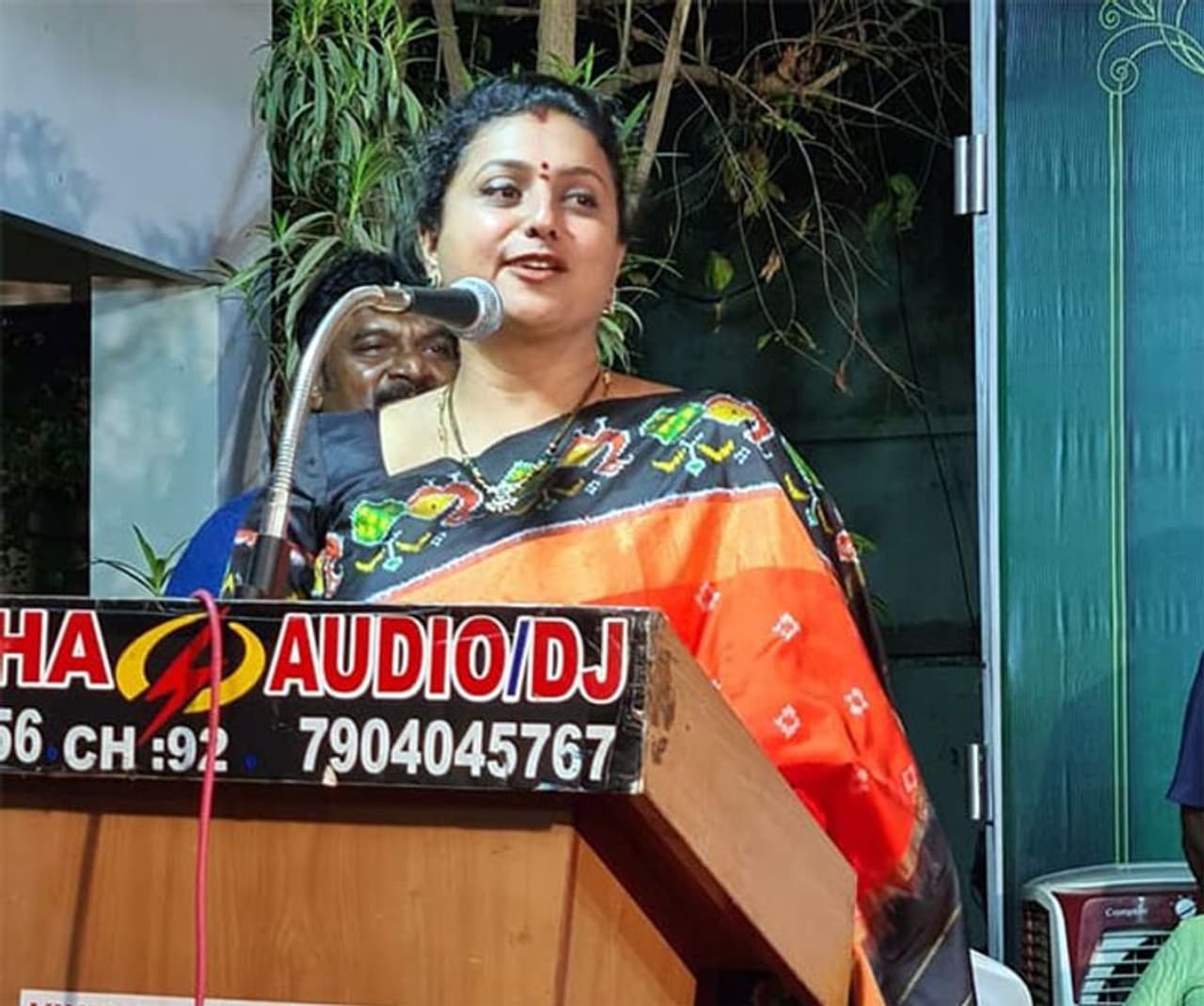 సౌత్ ఇండియా సినీ,టీవీ మేకప్ ఆర్టిస్ట్ హెయిర్ స్టైలిస్ట్ యూనియన్ ఆధ్వరంలో విరుగంబాక్కంలోని ఏవీఎం కాలనీ, కామరాజర్ శాలైలో నెలకొల్పిన హెచ్జే సినీ మేకప్ హెయిర్, బ్యూటీ అకాడమీ ప్రారంభ కార్యక్రమానికి రోజా ముఖ్య అతిథిగా హాజరయ్యారు. సౌత్ ఇండియా సినీ,టీవీ మేకప్ ఆర్టిస్ట్ హెయిర్ స్టైలిస్ట్ యూనియన్ ఆధ్వరంలో విరుగంబాక్కంలోని ఏవీఎం కాలనీ, కామరాజర్ శాలైలో నెలకొల్పిన హెచ్జే సినీ మేకప్ హెయిర్, బ్యూటీ అకాడమీ ప్రారంభ కార్యక్రమానికి రోజా ముఖ్య అతిథిగా హాజరయ్యారు.