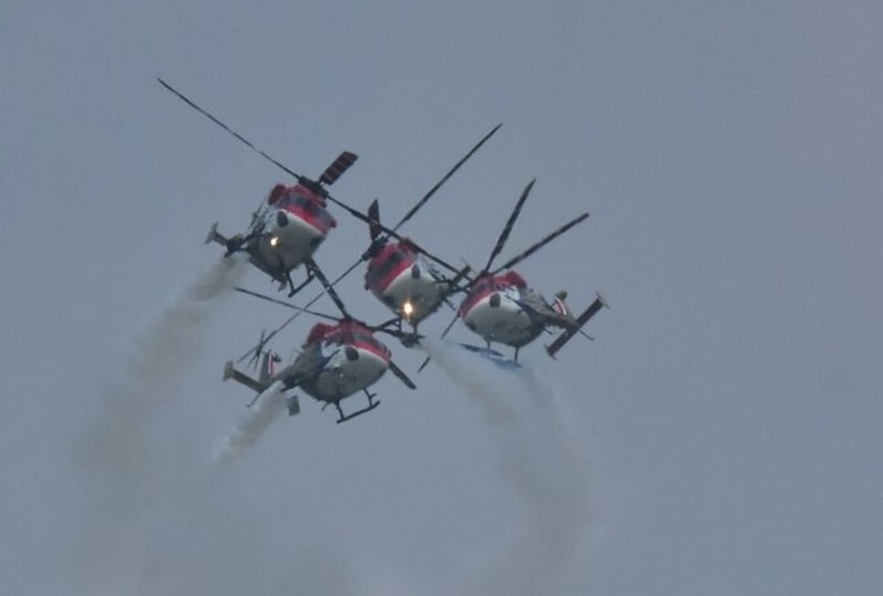 <p>ಬೆಂಗಳೂರಿನ ಯಲಹಂಕ ವಾಯುನೆಲೆಯಲ್ಲಿ 2021 ಏರ್ ಶೋ ಆರಂಭ. ಲೋಹದ ಹಕ್ಕಿಗಳಿಂದ ಬಾನಲ್ಲಿ ಬಗೆ ಬಗೆಯ ಚಿತ್ತಾರ</p> <p>ಬೆಂಗಳೂರಿನ ಯಲಹಂಕ ವಾಯುನೆಲೆಯಲ್ಲಿ 2021 ಏರ್ ಶೋ ಆರಂಭ. ಲೋಹದ ಹಕ್ಕಿಗಳಿಂದ ಬಾನಲ್ಲಿ ಬಗೆ ಬಗೆಯ ಚಿತ್ತಾರ</p>