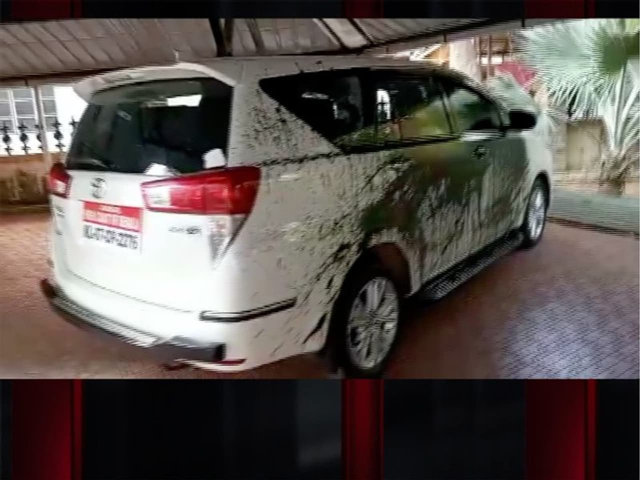 <p>മൂന്ന് വര്ഷം മുമ്പ് 2018 മാര്ച്ച് 20 ന് എരുമേലി മുക്കൂട്ട് തറയില് നിന്നാണ് ജസ്ന മരിയ ജയിംസ് എന്ന പെണ്കുട്ടിയുടെ തിരോധാനം വാര്ത്തയാകുന്നത്. വിവിധ അന്വേഷണ സംഘങ്ങള് കഴിഞ്ഞ മൂന്ന് വര്ഷം അന്വേഷിച്ചിട്ടും കേസിന് തുമ്പ് കണ്ടെത്താന് കഴിഞ്ഞില്ല. </p> <p>മൂന്ന് വര്ഷം മുമ്പ് 2018 മാര്ച്ച് 20 ന് എരുമേലി മുക്കൂട്ട് തറയില് നിന്നാണ് ജസ്ന മരിയ ജയിംസ് എന്ന പെണ്കുട്ടിയുടെ തിരോധാനം വാര്ത്തയാകുന്നത്. വിവിധ അന്വേഷണ സംഘങ്ങള് കഴിഞ്ഞ മൂന്ന് വര്ഷം അന്വേഷിച്ചിട്ടും കേസിന് തുമ്പ് കണ്ടെത്താന് കഴിഞ്ഞില്ല. </p>