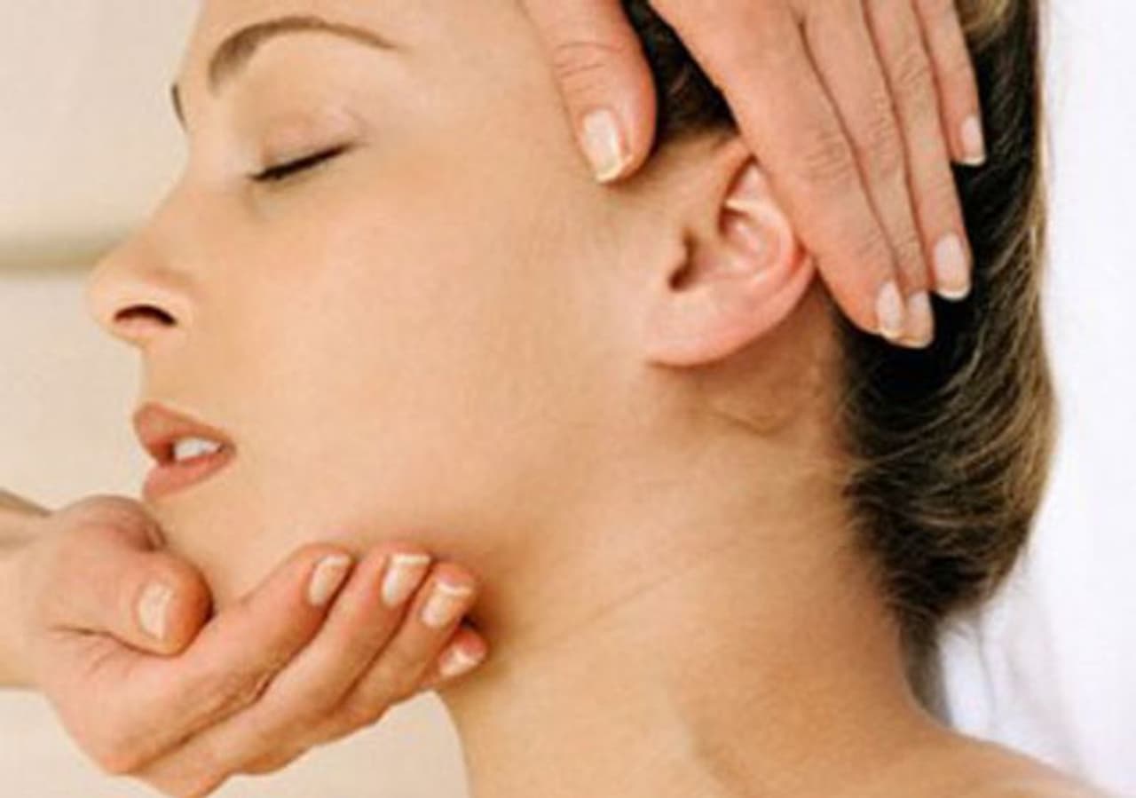 <p>మీరు ఎంత ఆరోగ్యంగా ఉన్నారో.. లేదా.. ఎంత అనారోగ్యంగా ఉన్నారనే విషయం మీరు ఎలా తెలుసుకుంటారు..? కేవలం మీ ముఖాన్ని చూసి.. మీరు ఎంత ఆరోగ్యంగా ఉన్నారో చెప్పేయవచ్చట. మనం ఆరోగ్యంగా ఉన్నప్పుడు మన ముఖం వెలిగిపోతూ ఉంటుంది. అలా కాకుండా.. అనారోగ్యంతో ఉంటే.. ముఖం వాడిపోయినట్లుగా కనిపిస్తుంది. ఇది కాకుండా.. మనం ముఖం చూసి.. ఎలా ఉంటే.. మనం ఏ సమస్యతో బాధపడుతున్నామో చెప్పేయవచ్చట. అవేంటో ఇప్పుడు చూద్దాం..</p> <p>మీరు ఎంత ఆరోగ్యంగా ఉన్నారో.. లేదా.. ఎంత అనారోగ్యంగా ఉన్నారనే విషయం మీరు ఎలా తెలుసుకుంటారు..? కేవలం మీ ముఖాన్ని చూసి.. మీరు ఎంత ఆరోగ్యంగా ఉన్నారో చెప్పేయవచ్చట. మనం ఆరోగ్యంగా ఉన్నప్పుడు మన ముఖం వెలిగిపోతూ ఉంటుంది. అలా కాకుండా.. అనారోగ్యంతో ఉంటే.. ముఖం వాడిపోయినట్లుగా కనిపిస్తుంది. ఇది కాకుండా.. మనం ముఖం చూసి.. ఎలా ఉంటే.. మనం ఏ సమస్యతో బాధపడుతున్నామో చెప్పేయవచ్చట. అవేంటో ఇప్పుడు చూద్దాం..</p>