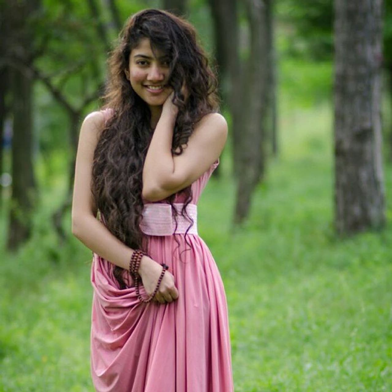 <h2>&nbsp;</h2><p>நடிகைகள் சிலர் பத்து படங்களில் நடித்தாலும் கூட சொல்லிக் கொள்வது போல் ஒரு கேரக்டரோ, பாடலோ கிடைக்காது. ஆனால் சில நடிகைகள் ஒரே படத்தில் தேசிய புகழ் அடைவார்கள்.</p>