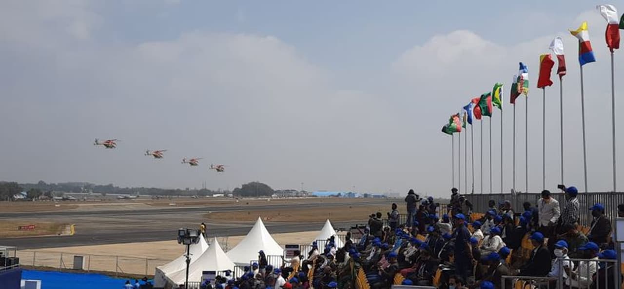 <p>കൊവിഡ് വ്യാപനത്തെ തുടര്ന്ന് ഇത്തവണ പൊതുജനങ്ങള്ക്ക് ഓണ്ലൈനിലൂടെ തത്സമയമായി പ്രദര്ശനം കാണാനായി സൗകര്യം ഒരുക്കിയിട്ടുണ്ട്. https://aeroindia.gov.in/ എന്ന വെബ്സൈറ്റില് ഇത് സംബന്ധിച്ച വിവരങ്ങളുണ്ട്.</p> <p>കൊവിഡ് വ്യാപനത്തെ തുടര്ന്ന് ഇത്തവണ പൊതുജനങ്ങള്ക്ക് ഓണ്ലൈനിലൂടെ തത്സമയമായി പ്രദര്ശനം കാണാനായി സൗകര്യം ഒരുക്കിയിട്ടുണ്ട്. https://aeroindia.gov.in/ എന്ന വെബ്സൈറ്റില് ഇത് സംബന്ധിച്ച വിവരങ്ങളുണ്ട്.</p>