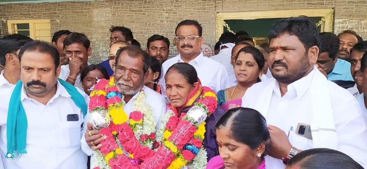 <p>ರಾಯಚೂರು ಜಿಲ್ಲೆಯಲ್ಲಿ ಬಿಜೆಪಿ ಶಾಸಕರ ತಾಯಿ ಗ್ರಾಮ ಪಂಚಾಯಿತಿ ಅಧ್ಯಕ್ಷೆಯಾಗಿ ಆಯ್ಕೆಯಾಗಿದ್ದು, ಅಚ್ಚರಿಗೆ ಕಾರಣವಾಗಿದೆ.</p>