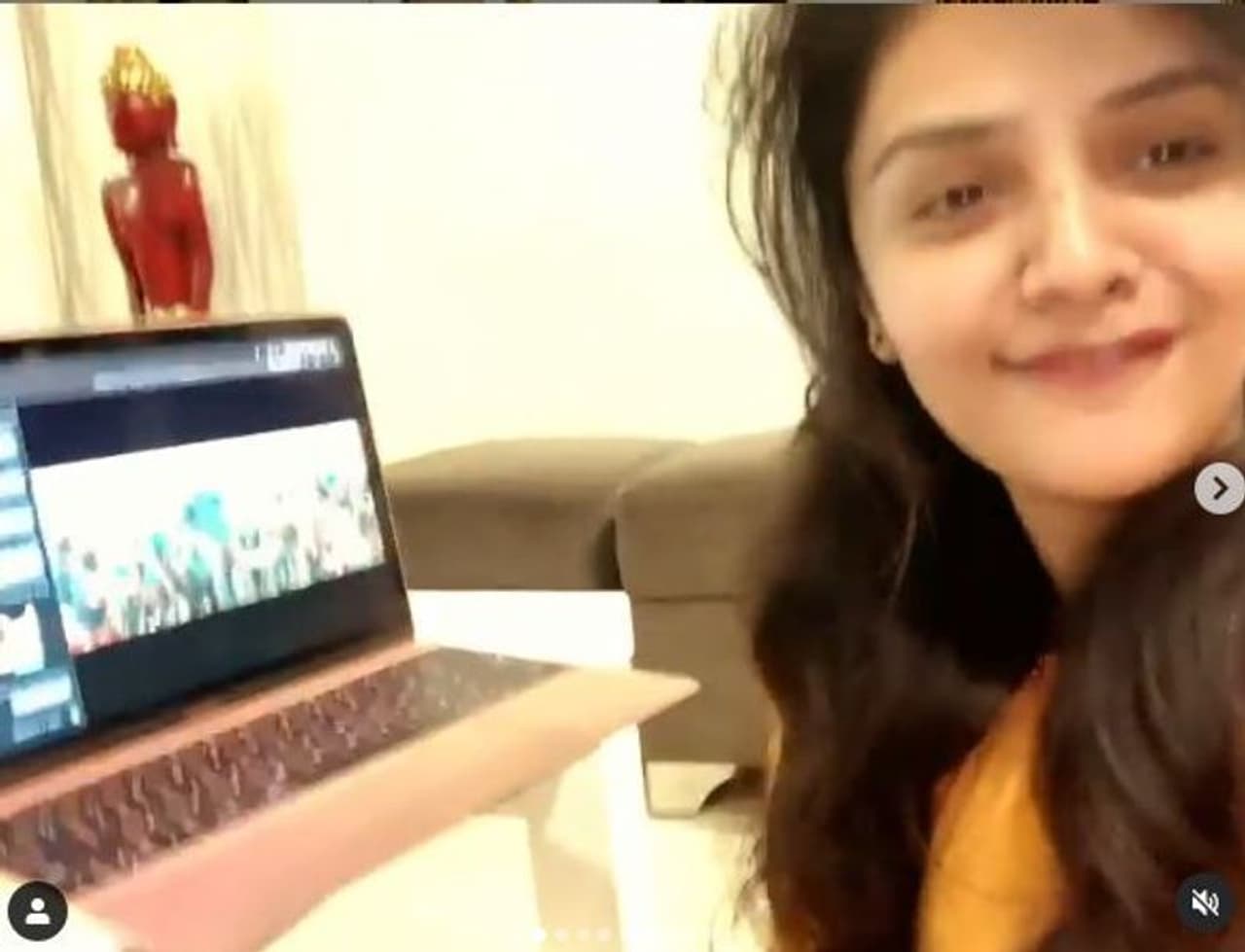 సెక్సీ అందాల భామ, బొద్దుగుమ్మ శ్రీముఖి స్నేహితులతో కలిసి పండుగ చేసుకుంది. సెక్సీ అందాల భామ, బొద్దుగుమ్మ శ్రీముఖి స్నేహితులతో కలిసి పండుగ చేసుకుంది.