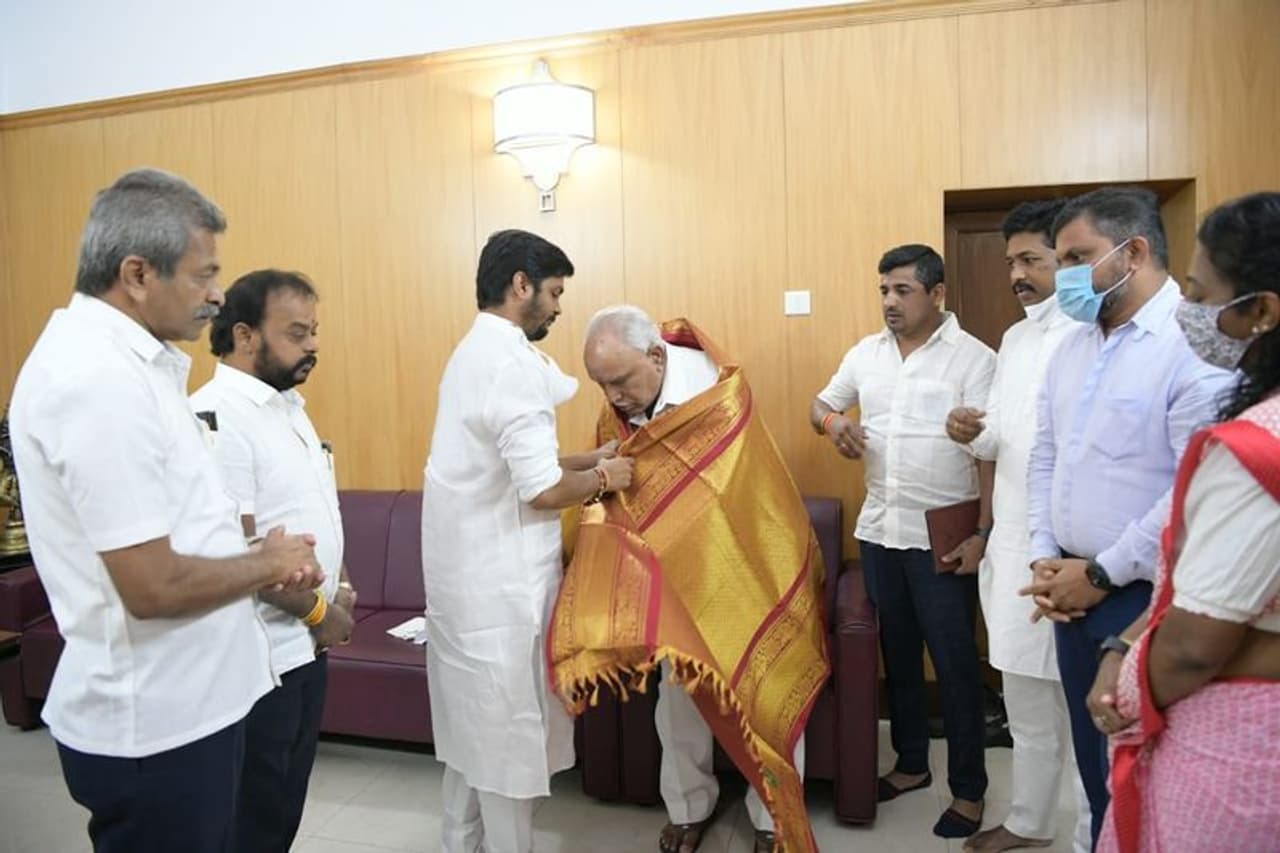 <p>ಇಂದು ಬೆಂಗಳೂರಿನಲ್ಲಿ ಶ್ರೀ ಅವಧೂತ ವಿನಯ್ ಗುರೂಜಿಯಿಂದ ಸಿಎಂ ಭೇಟಿ</p>