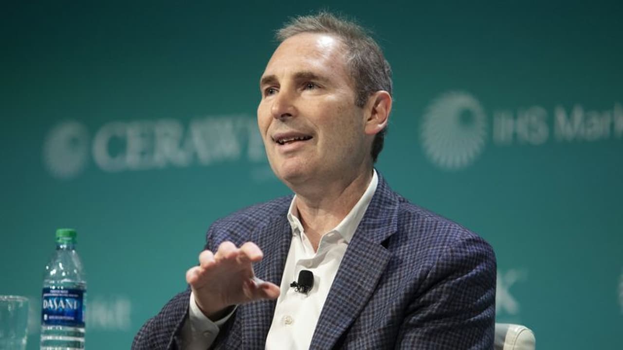 <p><strong>ఉద్యోగులకు లేఖ ద్వారా సమాచారం</strong><br />అమెజాన్ సీఈఓ జెఫ్ బెజోస్ తన పదవి నుంచి వైదొలగిపోతున్నట్లు ఉద్యోగులకు పంపిన లేఖ ద్వారా సమాచారం ఇచ్చారు. జెఫ్ బెజోస్ తన లేఖలో 'అమెజాన్ సీఈఓ పదవిలో ఉండటం చాలా పెద్ద బాధ్యత, ఈ స్థాయికి రావడం చాలా సమయం పట్టింది. ప్రస్తుతం నేను ఇతర భాగాలపై దృష్టి పెట్టాలనుకుంటున్నాను. ఎగ్జిక్యూటివ్ చైర్మన్ అయిన తరువాత కూడా నేను సంస్థ సంబంధిత ఇతర వాటిని కూడా చూసుకుంటాను' అని తెలిపారు.</p> <p><strong>ఉద్యోగులకు లేఖ ద్వారా సమాచారం</strong><br />అమెజాన్ సీఈఓ జెఫ్ బెజోస్ తన పదవి నుంచి వైదొలగిపోతున్నట్లు ఉద్యోగులకు పంపిన లేఖ ద్వారా సమాచారం ఇచ్చారు. జెఫ్ బెజోస్ తన లేఖలో 'అమెజాన్ సీఈఓ పదవిలో ఉండటం చాలా పెద్ద బాధ్యత, ఈ స్థాయికి రావడం చాలా సమయం పట్టింది. ప్రస్తుతం నేను ఇతర భాగాలపై దృష్టి పెట్టాలనుకుంటున్నాను. ఎగ్జిక్యూటివ్ చైర్మన్ అయిన తరువాత కూడా నేను సంస్థ సంబంధిత ఇతర వాటిని కూడా చూసుకుంటాను' అని తెలిపారు.</p>