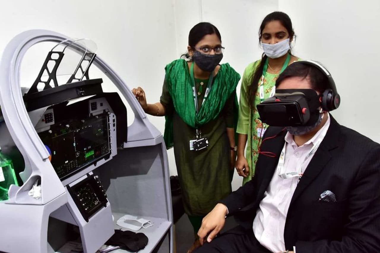 <p>ಯಲಹಂಕದ ವಾಯುನೆಲೆಯಲ್ಲಿ ನಡೆಯುತ್ತಿರುವ ಏರ್‌ ಶೋ ಹಿನ್ನೆಲೆ ಏರೋ ಇಂಡಿಯಾ ಪ್ರದರ್ಶನ ನಡೆಯಿತು.&nbsp;</p>