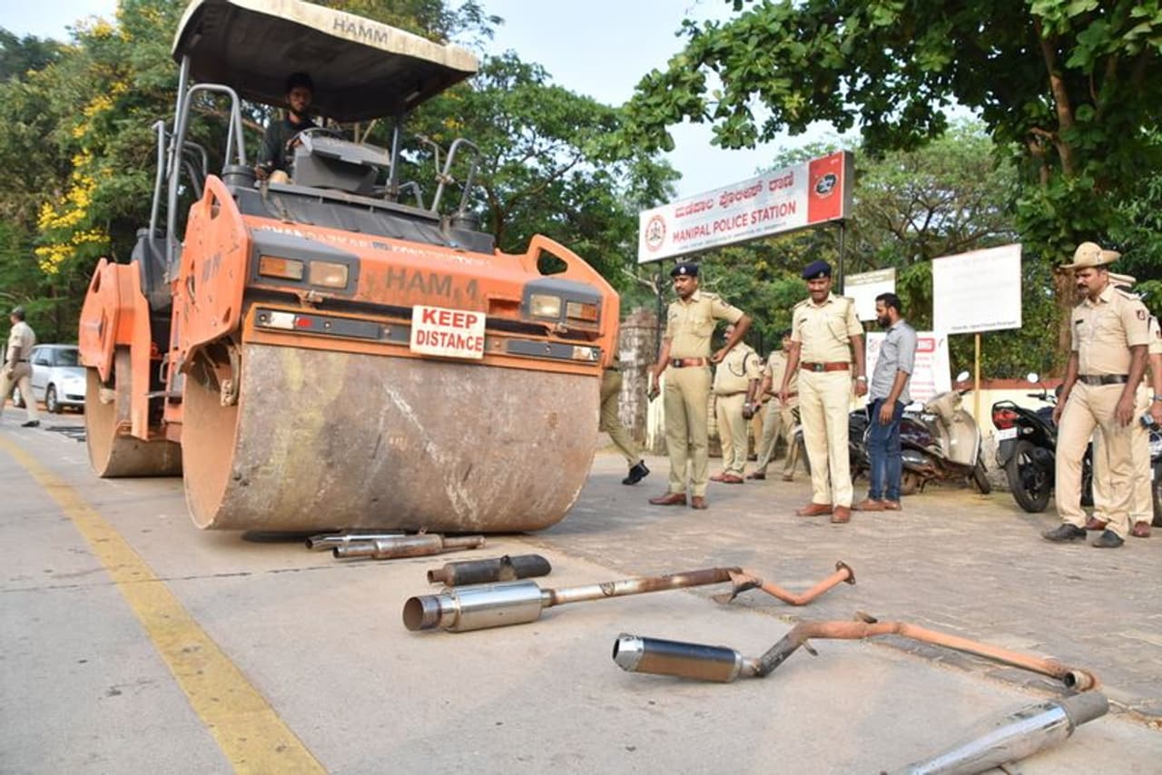 <p> ರಾಷ್ಟ್ರೀಯ ರಸ್ತೆ ಸುರಕ್ಷತಾ ಮಾಸಾಚರಣೆಯ ಅಂಗವಾಗಿ ಮಣಿಪಾಲ ಪರಿಸರದಲ್ಲಿ ಕರ್ಕಶ ಶಬ್ದ, ಮಾಲಿನ್ಯ ಮಾಡುತ್ತಿದ್ದ 51 ವಾಹನಗಳ ಮೇಲೆ ಪ್ರಕರಣ ದಾಖಲಿಸಿಕೊಳ್ಳಲಾಗಿದೆ. ಮಾತ್ರವಲ್ಲ ಈ ಕರ್ಕಶತೆಗೆ ಕಾರಣವಾದ ಈ ವಾಹನಗಳ ಸೈಲೆನ್ಸರ್ಗಳನ್ನು ಪೊಲೀಸರೇ ಕಿತ್ತು ಹಾಕಿ, ಅವುಗಳನ್ನು ಮತ್ತೇ ಬಳಸಲಾಗದಂತೆ ಬುಲ್ಡೋಜರ್ನಿಂದ ಅನುಪಯುಕ್ತಗೊಳಿಸಲಾಗಿದೆ.</p> <p> ರಾಷ್ಟ್ರೀಯ ರಸ್ತೆ ಸುರಕ್ಷತಾ ಮಾಸಾಚರಣೆಯ ಅಂಗವಾಗಿ ಮಣಿಪಾಲ ಪರಿಸರದಲ್ಲಿ ಕರ್ಕಶ ಶಬ್ದ, ಮಾಲಿನ್ಯ ಮಾಡುತ್ತಿದ್ದ 51 ವಾಹನಗಳ ಮೇಲೆ ಪ್ರಕರಣ ದಾಖಲಿಸಿಕೊಳ್ಳಲಾಗಿದೆ. ಮಾತ್ರವಲ್ಲ ಈ ಕರ್ಕಶತೆಗೆ ಕಾರಣವಾದ ಈ ವಾಹನಗಳ ಸೈಲೆನ್ಸರ್ಗಳನ್ನು ಪೊಲೀಸರೇ ಕಿತ್ತು ಹಾಕಿ, ಅವುಗಳನ್ನು ಮತ್ತೇ ಬಳಸಲಾಗದಂತೆ ಬುಲ್ಡೋಜರ್ನಿಂದ ಅನುಪಯುಕ್ತಗೊಳಿಸಲಾಗಿದೆ.</p>