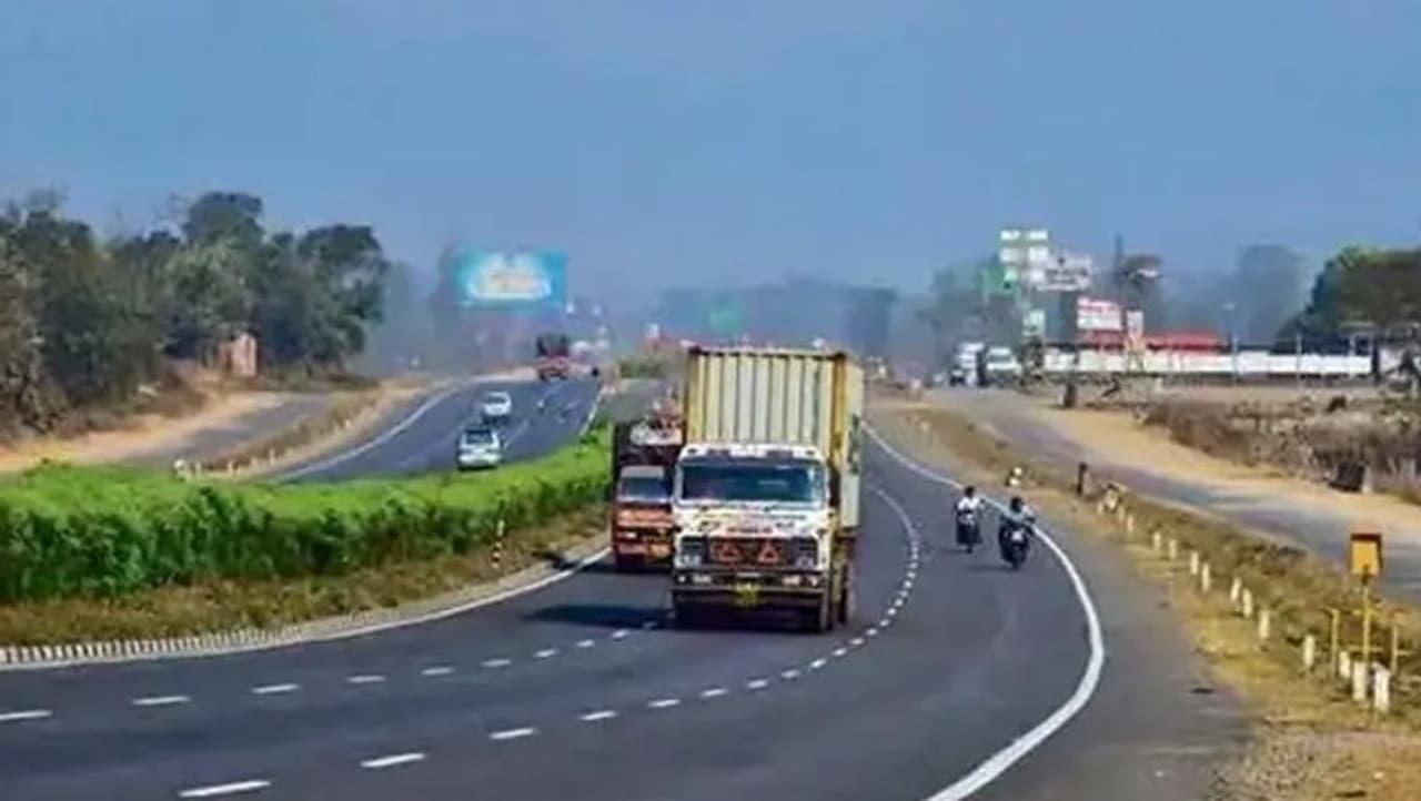 <p>ಭಾರತದಲ್ಲಿ ಹೆದ್ದಾರಿ ನಿರ್ಮಾಣ ಕಾರ್ಯ ಹಿಂದೆಂದೂ ಕಾಣದಂತ ರೀತಿಯಲ್ಲಿ ನಡೆಯುತ್ತಿದೆ. ಅತೀ ವೇಗ, ಅತ್ಯಂತ ಗುಣಮಟ್ಟದ ರಸ್ತೆಗಳು ನಿರ್ಮಾಣವಾಗುತ್ತಿದೆ. ಇದೀಗ ಇದೇ ರಸ್ತೆ ನಿರ್ಮಾಣದಲ್ಲಿ ಭಾರತ ದಾಖಲೆ ನಿರ್ಮಿಸುತ್ತಿದೆ.</p>