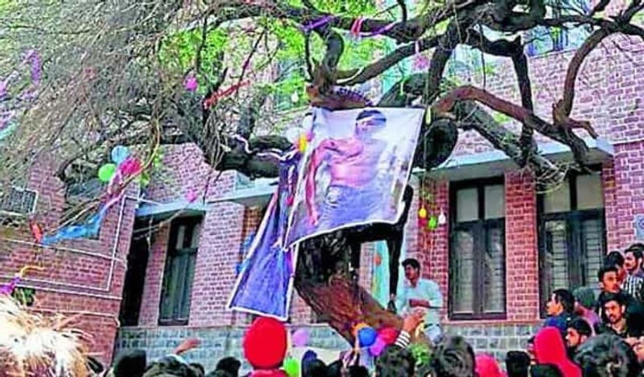 <p>ಕೆಲ ವರ್ಷದ ಹಿಂದೆ ದೆಹಲಿ ಯೂನಿವರ್ಸಿಟಿಯ ಕ್ಯಾಂಪಸ್‌ನಲ್ಲಿ ದೊಡ್ಡದೊಂದು ಮರವಿತ್ತು. ಇದನ್ನು ವರ್ಜಿನ್ ಟ್ರೀ ಎಂದೇ ಕರೆಯಲಾಗುತ್ತಿತ್ತು. ಈ ಮರಕ್ಕೆ ಸಿಂಗಲ್ ಆಗಿದ್ದ ವಿದ್ಯಾರ್ಥಿಗಳು ಪ್ರೇಮಿಗಳ ದಿನದಂದು ಕಾಂಡೋಂ ಕಟ್ಟುತ್ತಿದ್ದರು. ಇದರ ಹಿಂದಿನ ಕಾರಣವೂ ಬಹಳ ಇಂಟರೆಸ್ಟಿಂಗ್ ಆಗಿದೆ.</p>