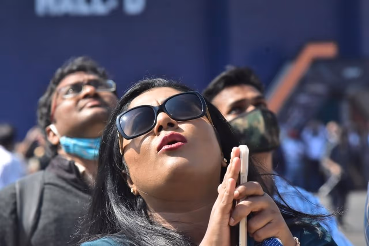 <p>ಲೋಹದ ಹಕ್ಕಿಗಳಿಂದ ಮೈನವಿರೇಳಿಸುವ ಪ್ರದರ್ಶನ<br /> </p> <p>ಲೋಹದ ಹಕ್ಕಿಗಳಿಂದ ಮೈನವಿರೇಳಿಸುವ ಪ್ರದರ್ಶನ<br /> </p>