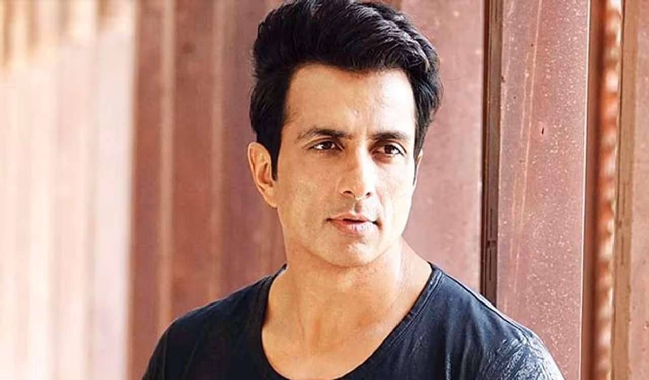 <p style="text align: justify;">Sonu Sood has been lending a helping hand to the needy people by working day and night amid the tough times of Coronvirus since last year.</p> <p style="text align: justify;">Sonu Sood has been lending a helping hand to the needy people by working day and night amid the tough times of Coronvirus since last year.</p>