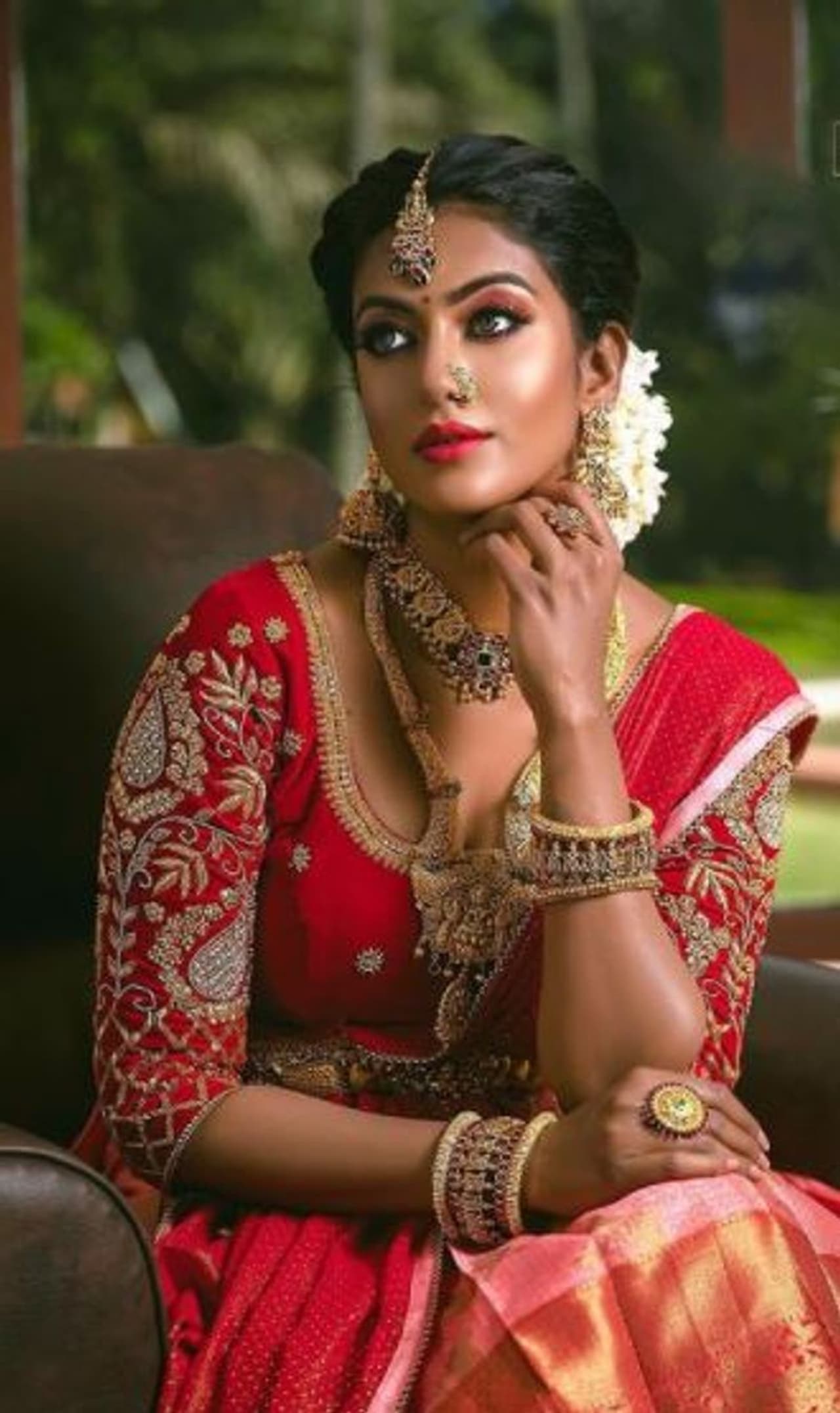 <p>சிவப்பு நிற ரோஜாவை போல் போஸ் கொடுக்கும் ரோஷினி </p> <p>சிவப்பு நிற ரோஜாவை போல் போஸ் கொடுக்கும் ரோஷினி </p>