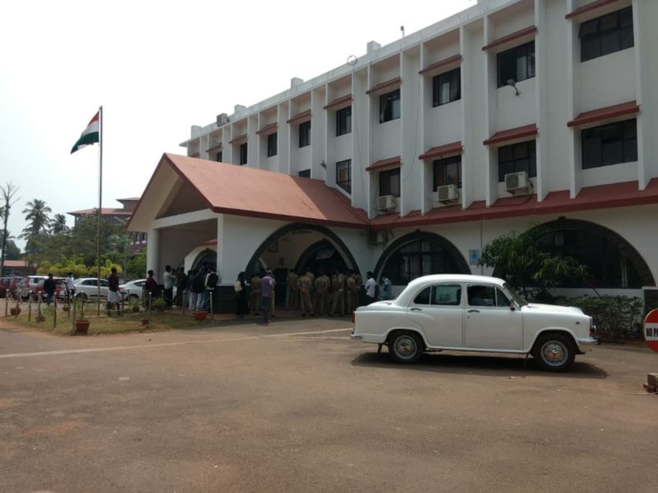 <p>കണ്ണൂർ സർവ്വകലാശാല വിദൂര വിദ്യഭാസ വിഭാഗം നടത്തിയ ബികോം രണ്ടാം വർഷ പരീക്ഷയുടെ ഉത്തരക്കടലാസുകളാണ് റോഡരികിൽ നിന്ന് ലഭിച്ചത്.</p> <p>കണ്ണൂർ സർവ്വകലാശാല വിദൂര വിദ്യഭാസ വിഭാഗം നടത്തിയ ബികോം രണ്ടാം വർഷ പരീക്ഷയുടെ ഉത്തരക്കടലാസുകളാണ് റോഡരികിൽ നിന്ന് ലഭിച്ചത്.</p>