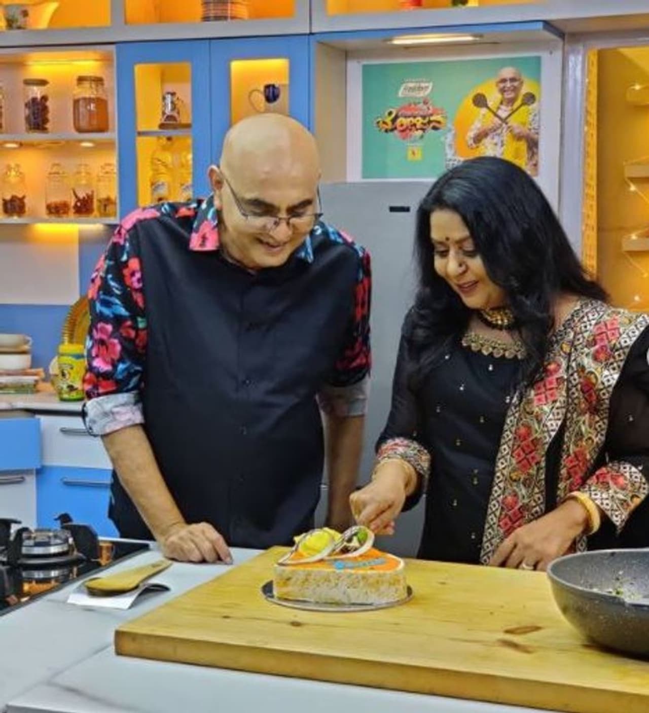 <p>ಸಿಹಿ ಕಹಿ ಚಂದ್ರು ನೇತೃತ್ವದಲ್ಲಿ ಮೂಡಿ ಬರುತ್ತಿರುವ ಎಮ್ಮಿ ಎಮ್ಮಿ ಕಾರ್ಯಕ್ರಮ 'ಬೊಂಬಾಟ್ ಭೋಜನ'.</p> <p>ಸಿಹಿ ಕಹಿ ಚಂದ್ರು ನೇತೃತ್ವದಲ್ಲಿ ಮೂಡಿ ಬರುತ್ತಿರುವ ಎಮ್ಮಿ ಎಮ್ಮಿ ಕಾರ್ಯಕ್ರಮ 'ಬೊಂಬಾಟ್ ಭೋಜನ'.</p>