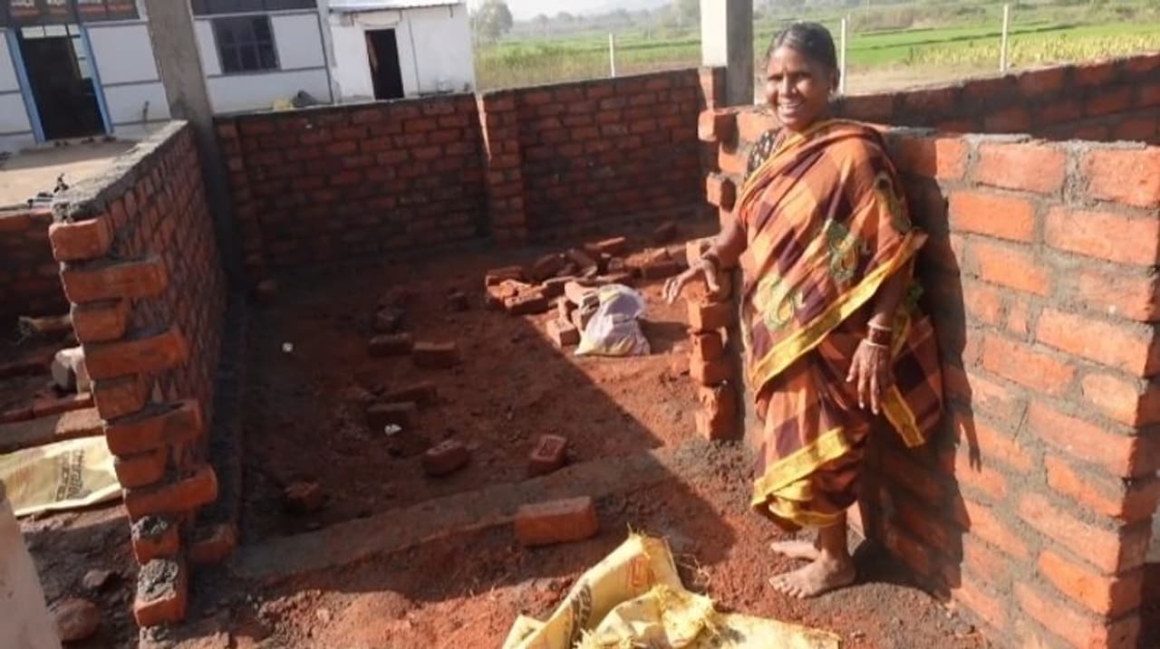 గంగవ్వ ఎన్ని ఇబ్బందులు ఎదురైనా టైటిల్ గెలిచి వస్తానని, మీరు ఓట్లు వేయండి అంటూ ప్రేక్షకులను కోరారు. అయితే ఆరోగ్య కారణాల చేత ఆమె ఐదవ వారం హౌస్ నుండి బయటికి వచ్చేశారు. బిగ్ బాస్ టైటిల్ గెలిచి వచ్చిన డబ్బులతో ఇల్లు కట్టుకోవాలనుకున్న గంగవ్వ కల చెదిరింది. గంగవ్వ ఎన్ని ఇబ్బందులు ఎదురైనా టైటిల్ గెలిచి వస్తానని, మీరు ఓట్లు వేయండి అంటూ ప్రేక్షకులను కోరారు. అయితే ఆరోగ్య కారణాల చేత ఆమె ఐదవ వారం హౌస్ నుండి బయటికి వచ్చేశారు. బిగ్ బాస్ టైటిల్ గెలిచి వచ్చిన డబ్బులతో ఇల్లు కట్టుకోవాలనుకున్న గంగవ్వ కల చెదిరింది.