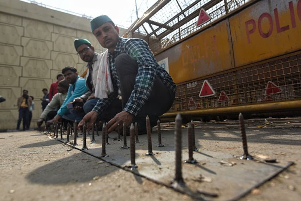 <p>റിപ്പബ്ലിക് ദിനത്തിലെ ട്രാക്ടർ റാലിയിലേറ്റ അട്ടിമറിയെ മറികടക്കാനും സമര വേദിയെ ഒറ്റപ്പെടുത്താനായി സുരക്ഷ ശക്തമാക്കിയ ദില്ലി പൊലീസ് നടപടിക്കെതിരെയും പുതിയ സമരമുഖം തുറക്കാൻ കർഷകസംഘടനകളുടെ രാജ്യവ്യാപക ദേശീയ പാത ഉപരോധം ഇന്ന്. </p> <p>റിപ്പബ്ലിക് ദിനത്തിലെ ട്രാക്ടർ റാലിയിലേറ്റ അട്ടിമറിയെ മറികടക്കാനും സമര വേദിയെ ഒറ്റപ്പെടുത്താനായി സുരക്ഷ ശക്തമാക്കിയ ദില്ലി പൊലീസ് നടപടിക്കെതിരെയും പുതിയ സമരമുഖം തുറക്കാൻ കർഷകസംഘടനകളുടെ രാജ്യവ്യാപക ദേശീയ പാത ഉപരോധം ഇന്ന്. </p>