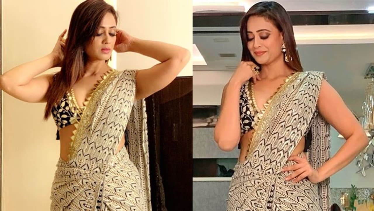 <p>ఎవరైనా అమ్మాయి.. అందంగా కనపడిందనుకోండి... వెంటనే ఈ అమ్మాయి అన్నం తింటోందా..? అందం తింటోందా అని అనేస్తుంటారు. అందంగా ఉన్నారు.. అని పొగడటానికి అలా అనేస్తారు. నిజానికి తినడానికి అందమేమీ ఆహారం కాదు.. అయితే.. కొన్ని రకాల ఆహారాలు తినడం వల్ల.. మీ చర్మం అందంగా మెరిసిపోవడం మాత్రం ఖాయమని నిపుణులు చెబుతున్నారు.<br /> </p> <p>ఎవరైనా అమ్మాయి.. అందంగా కనపడిందనుకోండి... వెంటనే ఈ అమ్మాయి అన్నం తింటోందా..? అందం తింటోందా అని అనేస్తుంటారు. అందంగా ఉన్నారు.. అని పొగడటానికి అలా అనేస్తారు. నిజానికి తినడానికి అందమేమీ ఆహారం కాదు.. అయితే.. కొన్ని రకాల ఆహారాలు తినడం వల్ల.. మీ చర్మం అందంగా మెరిసిపోవడం మాత్రం ఖాయమని నిపుణులు చెబుతున్నారు.<br /> </p>