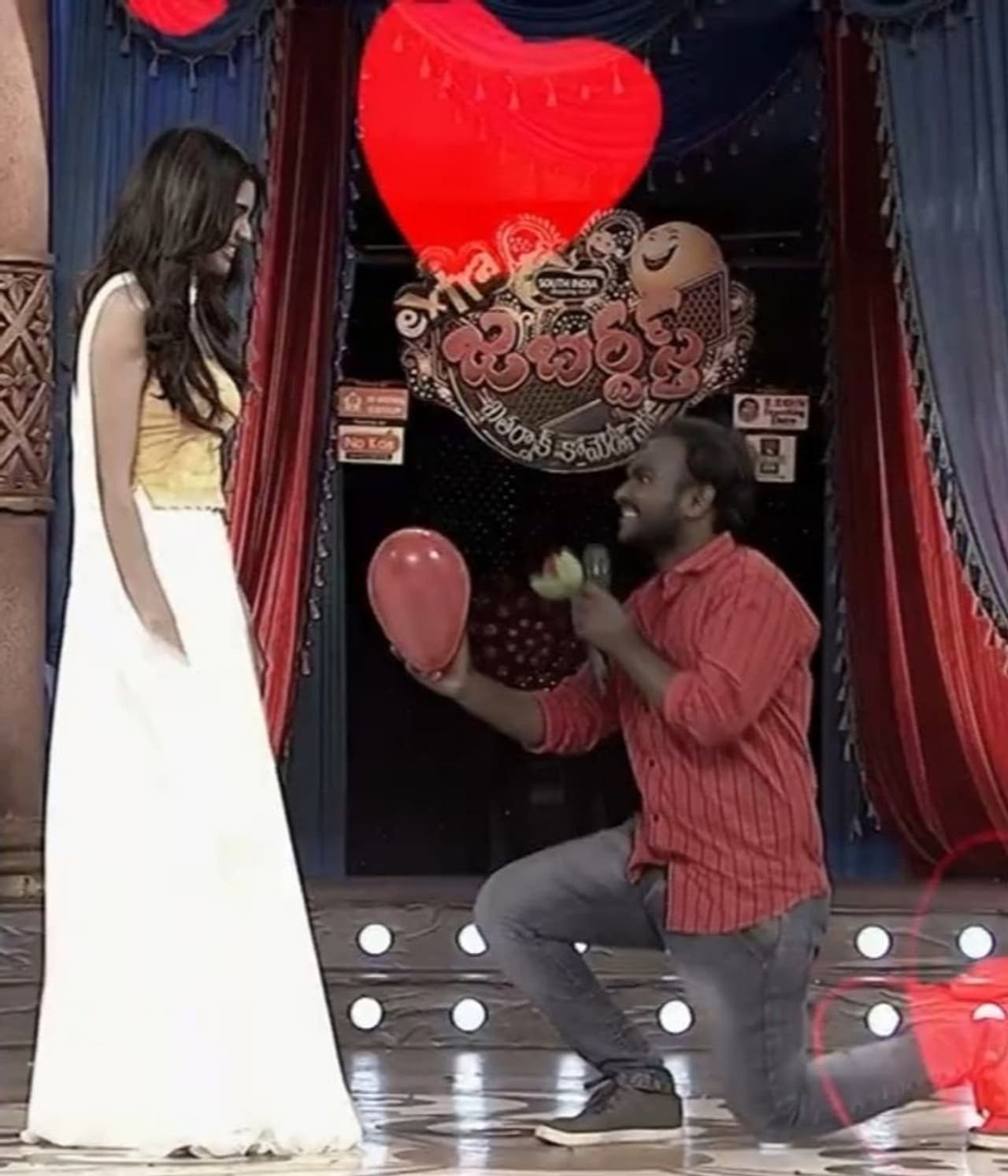 ఫిబ్రవరి 12న ప్రసారం కానున్న ఎక్ట్రా జబర్ధస్త్ వేదికపై ఈ సంఘటన వెలుగుచూసింది. షో ముగిసిన తరువాత ఇమ్మానియేల్.. రోజాగారికి ఓ స్పెషల్ రిక్వెస్ట్ చేశాడు. వాలైంటైన్స్ డే రానున్న నేపథ్యంలో వర్షకు విషెష్ చెబుతాను అన్నాడు. ఫిబ్రవరి 12న ప్రసారం కానున్న ఎక్ట్రా జబర్ధస్త్ వేదికపై ఈ సంఘటన వెలుగుచూసింది. షో ముగిసిన తరువాత ఇమ్మానియేల్.. రోజాగారికి ఓ స్పెషల్ రిక్వెస్ట్ చేశాడు. వాలైంటైన్స్ డే రానున్న నేపథ్యంలో వర్షకు విషెష్ చెబుతాను అన్నాడు.