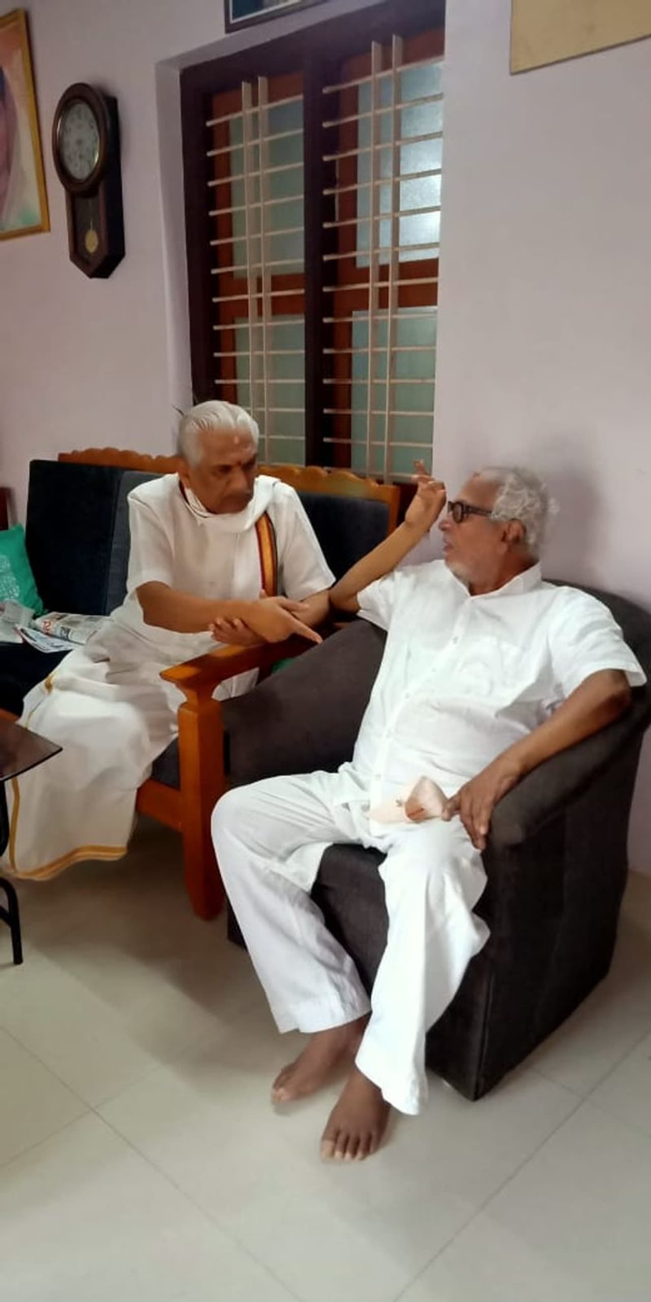 <p>ಕಾಂಗ್ರೆಸ್ ಮುಖಂಡ ಜನಾರ್ದನ ಪೂಜಾರಿ ಮನೆಗೆ ಕಲ್ಲಡ್ಕ ಪ್ರಭಾಕರ ಭಟ್ ಭೇಟಿ</p>