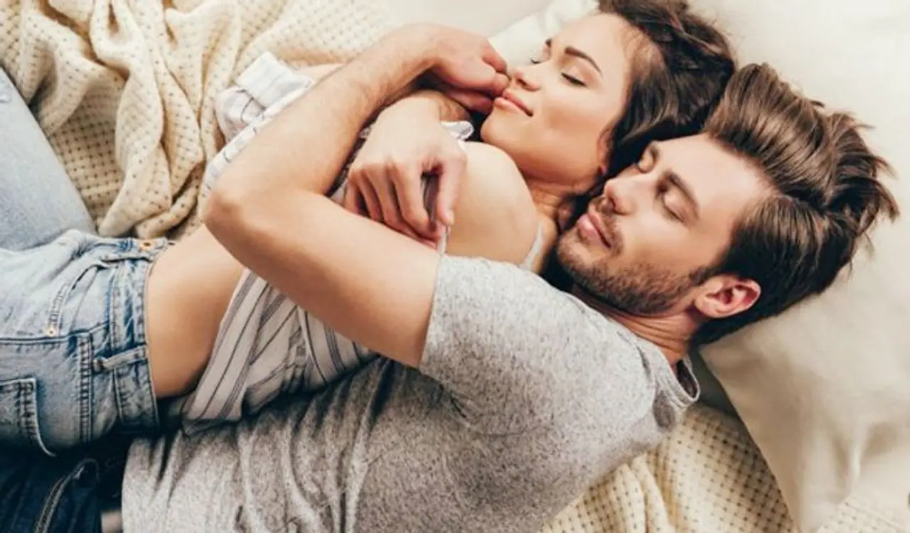 <p><strong>ಮಹಿಳೆಯರು ಕಾಮಸೂತ್ರದ ಜ್ಞಾನವನ್ನು ಹೊಂದಿರಬೇಕು&nbsp;</strong><br />ಯಶಸ್ವಿ ದಾಂಪತ್ಯ ಜೀವನವನ್ನು ನಡೆಸಲು ಮಹಿಳೆ ಮದುವೆಯಾಗುವ ಮೊದಲು ಕಾಮಸೂತ್ರ ಪುಸ್ತಕವನ್ನು ಓದಬೇಕು ಎಂದು ಕಾಮಸೂತ್ರ ಹೇಳುತ್ತದೆ. 64 ಕಲಾ ಪ್ರಕಾರಗಳನ್ನು ಪುಸ್ತಕದಲ್ಲಿ ಹೇಳಲಾಗಿದ್ದು, ಅವುಗಳ ಬಗ್ಗೆ ತಿಳಿದುಕೊಂಡರೆ ಒಳ್ಳೆಯದು.</p>