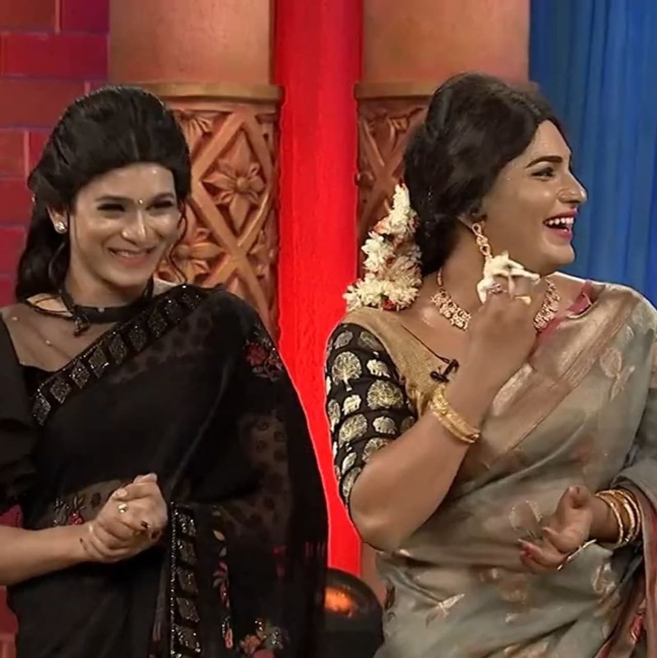 దర్శకుడు శ్రీకాంత్ అడ్డాల ప్రస్తుతం విక్టరీ వెంకటేష్ తో నారప్ప మూవీ చేస్తున్నారు. ఈ మూవీ షూటింగ్ విషయమై ఆయన అన్నపూర్ణ స్టూడియోకి వెళ్లడం జరిగింది. నారప్ప సినిమాకు పనిచేస్తున్న శేఖర్ మాస్టర్ కు అక్కడకు రావడం జరిగింది. దర్శకుడు శ్రీకాంత్ అడ్డాల ప్రస్తుతం విక్టరీ వెంకటేష్ తో నారప్ప మూవీ చేస్తున్నారు. ఈ మూవీ షూటింగ్ విషయమై ఆయన అన్నపూర్ణ స్టూడియోకి వెళ్లడం జరిగింది. నారప్ప సినిమాకు పనిచేస్తున్న శేఖర్ మాస్టర్ కు అక్కడకు రావడం జరిగింది.