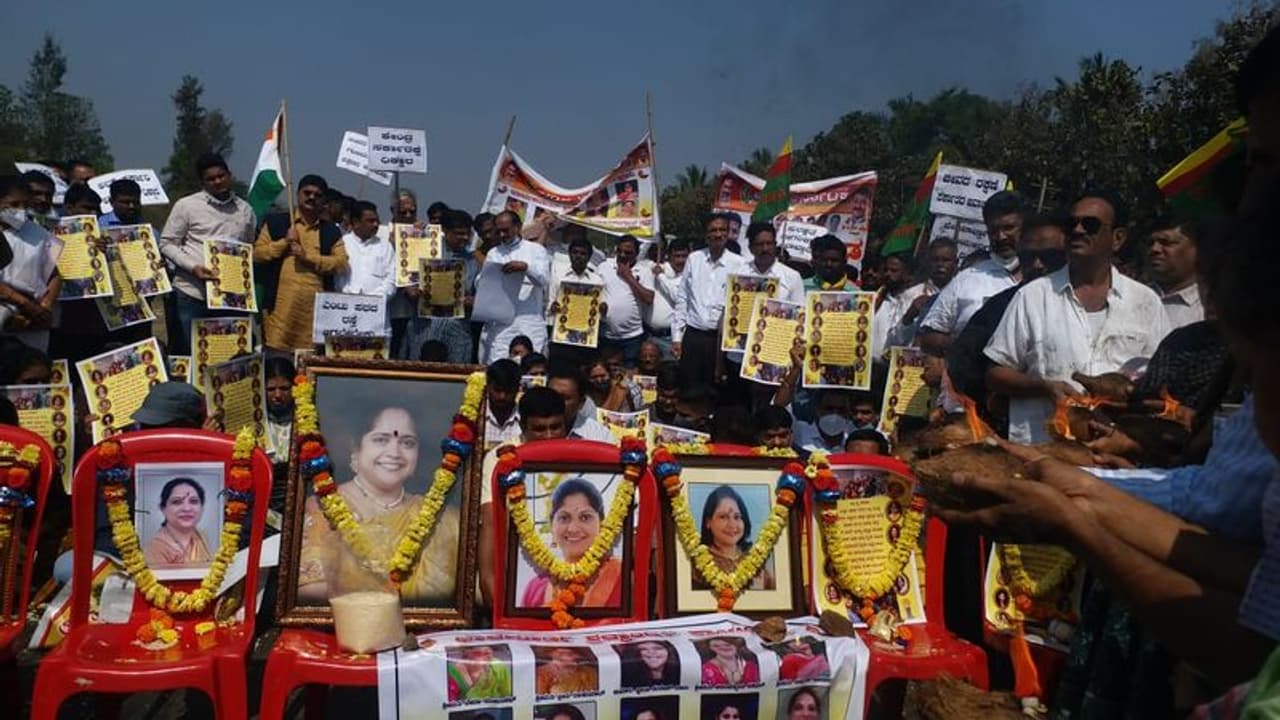 <p>ಹುಬ್ಬಳ್ಳಿದ ಧಾರವಾಡವರೆಗೆ 28 ಕೀ ಮೀ ರಸ್ತೆ ಕೇವಲ ಒನ್ ವೇ ಇರುವ ಹಿನ್ನಲೆಯಿಂದ ಭೀಕರ ಅಪಘಾತದಲ ನಡಿದಿದೆ ಎಂಬುದು ಆರೋಪ.</p>