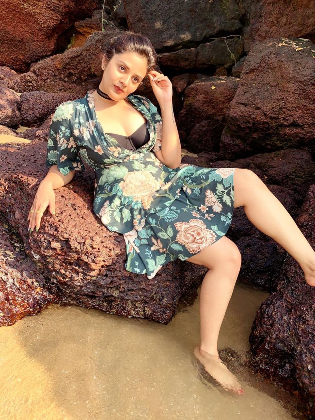 ఎప్పుడూ బుల్లితెర షోలతో బిజీగా ఉండే శ్రీముఖి తన షెడ్యూల్స్ కొంచెం పక్కనబెట్టి గోవా చెక్కేశారు . మిత్రులు, సన్నిహితులతో గోవా తీరంలో సందడి చేస్తున్నారు. ఎప్పుడూ బుల్లితెర షోలతో బిజీగా ఉండే శ్రీముఖి తన షెడ్యూల్స్ కొంచెం పక్కనబెట్టి గోవా చెక్కేశారు . మిత్రులు, సన్నిహితులతో గోవా తీరంలో సందడి చేస్తున్నారు.