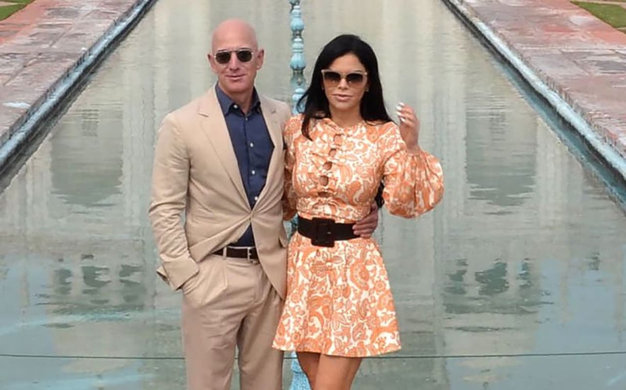 <p><strong>ఉద్యోగులకు రాసిన లేఖ ద్వారా సమాచారం</strong><br />అమెజాన్ సీఈఓ పదవి నుంచి జెఫ్ బెజోస్ తొలగిపోతున్న వార్త సంస్థ ఉద్యోగులకు లేఖ ద్వారా వచ్చింది . జెఫ్ బెజోస్ తన లేఖలో , 'అమెజాన్ సీఈఓ పదవిలో ఉండటం చాలా పెద్ద బాధ్యత, దీనికి స్థాయికి రావడం చాలా సమయం పడుతుంది. ఇటువంటి పరిస్థితిలో ఇతర విభగాలపై దృష్టి పెట్టడం కష్టం. ఎగ్జిక్యూటివ్ చైర్మన్ అయిన తరువాత, నేను సంస్థ ఇతర పనులను కూడా చూడగలను అని పేర్కొన్నారు.</p> <p><strong>ఉద్యోగులకు రాసిన లేఖ ద్వారా సమాచారం</strong><br />అమెజాన్ సీఈఓ పదవి నుంచి జెఫ్ బెజోస్ తొలగిపోతున్న వార్త సంస్థ ఉద్యోగులకు లేఖ ద్వారా వచ్చింది . జెఫ్ బెజోస్ తన లేఖలో , 'అమెజాన్ సీఈఓ పదవిలో ఉండటం చాలా పెద్ద బాధ్యత, దీనికి స్థాయికి రావడం చాలా సమయం పడుతుంది. ఇటువంటి పరిస్థితిలో ఇతర విభగాలపై దృష్టి పెట్టడం కష్టం. ఎగ్జిక్యూటివ్ చైర్మన్ అయిన తరువాత, నేను సంస్థ ఇతర పనులను కూడా చూడగలను అని పేర్కొన్నారు.</p>