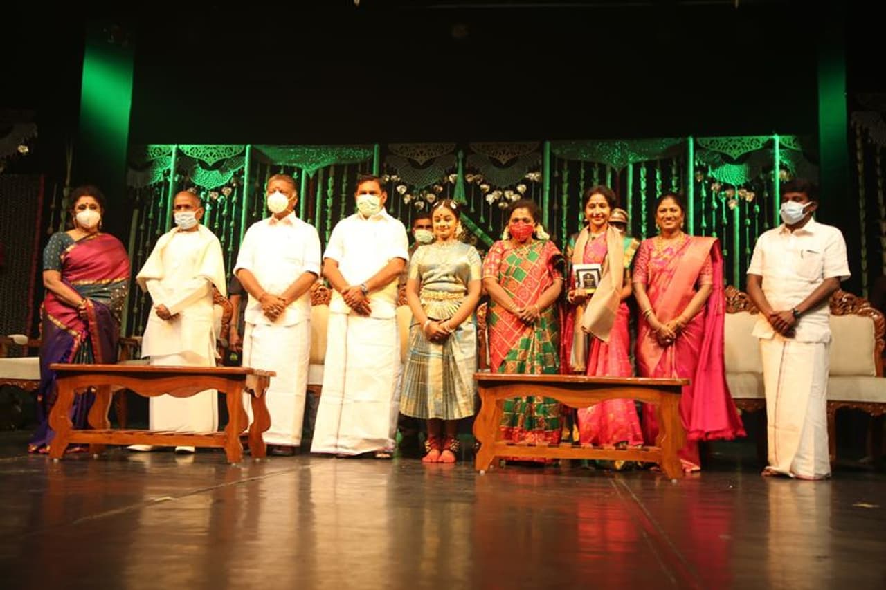 <p>அமைச்சர் விஜயபாஸ்கர் ரம்யா தம்பதிகளின் மகள், ரிதன்யா பிரியதர்ஷினியின் பரதநாட்டிய அரங்கேற்றத்தில், தமிழக முதல்வர் எடப்பாடி பழனிச்சாமி, துணை முதல்வர் ஓ.பன்னீர் செல்வம், தெலுங்கானா கவர்னர் தமிழிசை, இசையமைப்பாளர் இளையராஜா, உள்ளிட்ட பல முக்கிய பிரபலங்கள் கலந்து கொண்டு நிகழ்ச்சியை சிறப்பித்தனர்.</p>