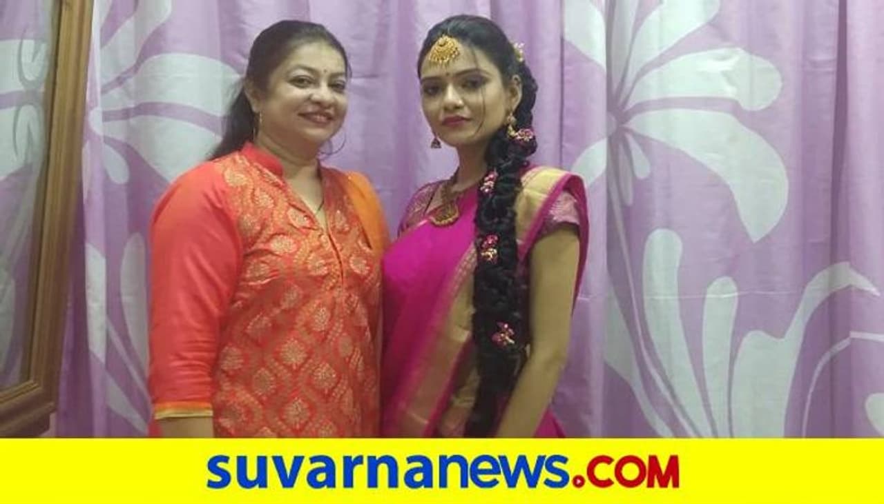 <p>ಬ್ರಾಹ್ಮಣಿ ಇವೆಂಟ್ಸ್ ಆ್ಯಂಡ್ ಎಕ್ಸಿಬಿಷನ್, ಬೀಸಾ ಇಂಟರ್ನ್ಯಾಶನಲ್ ಬ್ಯೂಟಿ ಸಲ್ಯೂಷನ್, ಆಲ್ ಇಂಡಿಯನ್ ಹೇರ್ ಆ್ಯಂಡ್ ಬ್ಯೂಟಿ ಅಸೋಸಿಯೆಶನ್ ಸಹಭಾಗಿತ್ವದಲ್ಲಿ ಮದುಮಗಳ ವಿಶೇಷ ಅಲಂಕಾರ ಮಾಡುವ ಆನ್ಲೈನ್ ಸ್ಪರ್ಧೆ 2020ರ ಡಿ. 20ರಂದು ಆಯೋಜಿಸಲಾಗಿತ್ತು.</p> <p>ಬ್ರಾಹ್ಮಣಿ ಇವೆಂಟ್ಸ್ ಆ್ಯಂಡ್ ಎಕ್ಸಿಬಿಷನ್, ಬೀಸಾ ಇಂಟರ್ನ್ಯಾಶನಲ್ ಬ್ಯೂಟಿ ಸಲ್ಯೂಷನ್, ಆಲ್ ಇಂಡಿಯನ್ ಹೇರ್ ಆ್ಯಂಡ್ ಬ್ಯೂಟಿ ಅಸೋಸಿಯೆಶನ್ ಸಹಭಾಗಿತ್ವದಲ್ಲಿ ಮದುಮಗಳ ವಿಶೇಷ ಅಲಂಕಾರ ಮಾಡುವ ಆನ್ಲೈನ್ ಸ್ಪರ್ಧೆ 2020ರ ಡಿ. 20ರಂದು ಆಯೋಜಿಸಲಾಗಿತ್ತು.</p>