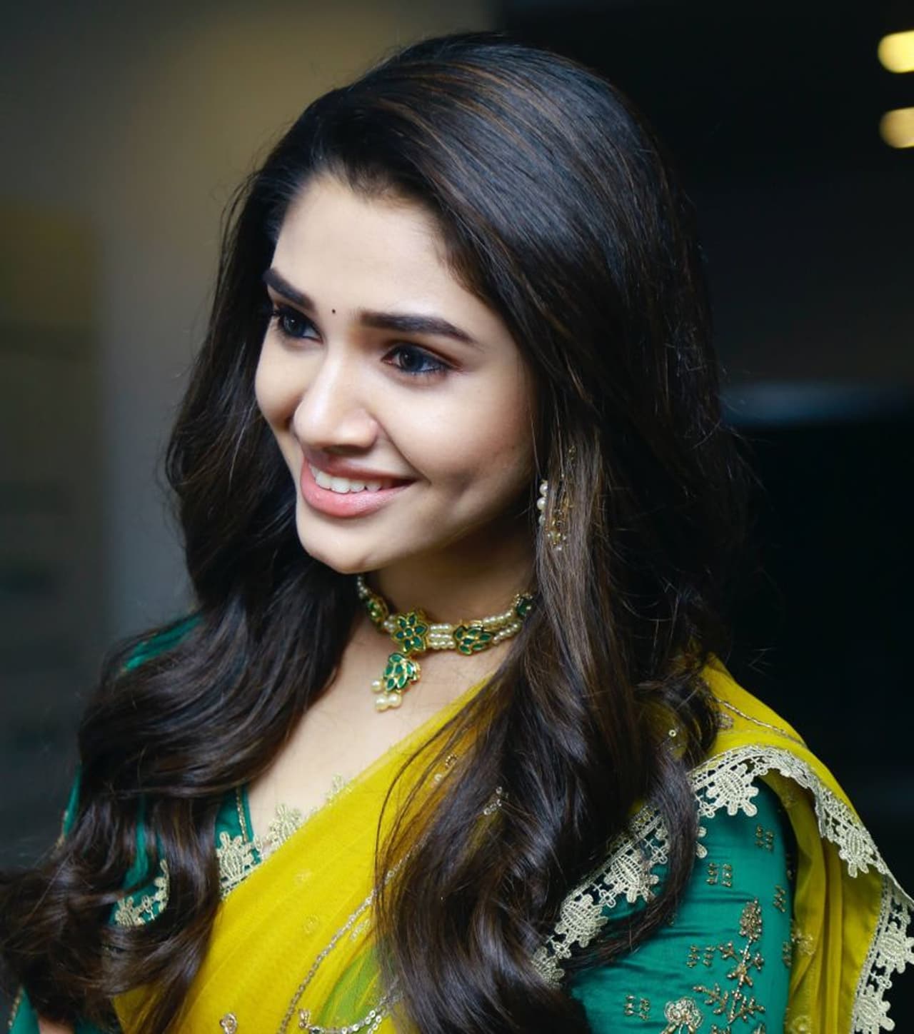 అదే హీరోయిన్ కృతి శెట్టి. ఉప్పెన సినిమాతో టాలీవుడ్ కి పరిచయమైన కృతి శెట్టి ఫ్యాన్ ఫాలోయింగ్ మాములుగా లేదు. సినిమా విడుదలకు ముందే కృతి శెట్టి ఇమేజ్ ఎక్కడికో వెళ్ళిపోయింది. అదే హీరోయిన్ కృతి శెట్టి. ఉప్పెన సినిమాతో టాలీవుడ్ కి పరిచయమైన కృతి శెట్టి ఫ్యాన్ ఫాలోయింగ్ మాములుగా లేదు. సినిమా విడుదలకు ముందే కృతి శెట్టి ఇమేజ్ ఎక్కడికో వెళ్ళిపోయింది.