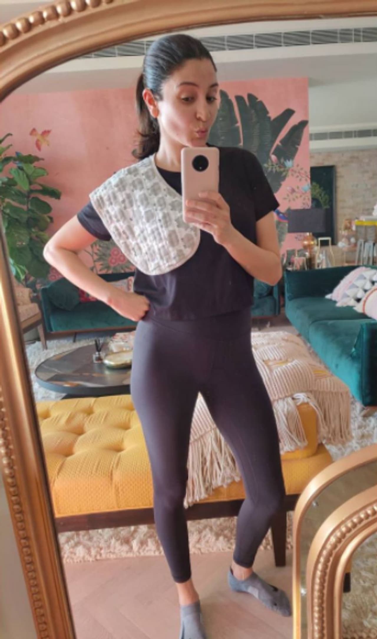 <p>ಇನ್ಸ್ಟಾಗ್ರಾಮ್ನಲ್ಲಿ ಶೇರ್ ಮಾಡಿಕೊಂಡಿರುವ ಫೋಟೋದಲ್ಲಿ ಅನುಷ್ಕಾ ಬ್ಲಾಕ್ ಟೀ ಶರ್ಟ್ ಹಾಗೂ ಲೆಗ್ಗಿಂಗ್ಸ್ ಧರಿಸಿ ಮಿರರ್ ಸೆಲ್ಫಿ ಕ್ಲಿಕ್ ಮಾಡಿಕೊಂಡಿದ್ದಾರೆ.</p> <p>ಇನ್ಸ್ಟಾಗ್ರಾಮ್ನಲ್ಲಿ ಶೇರ್ ಮಾಡಿಕೊಂಡಿರುವ ಫೋಟೋದಲ್ಲಿ ಅನುಷ್ಕಾ ಬ್ಲಾಕ್ ಟೀ ಶರ್ಟ್ ಹಾಗೂ ಲೆಗ್ಗಿಂಗ್ಸ್ ಧರಿಸಿ ಮಿರರ್ ಸೆಲ್ಫಿ ಕ್ಲಿಕ್ ಮಾಡಿಕೊಂಡಿದ್ದಾರೆ.</p>