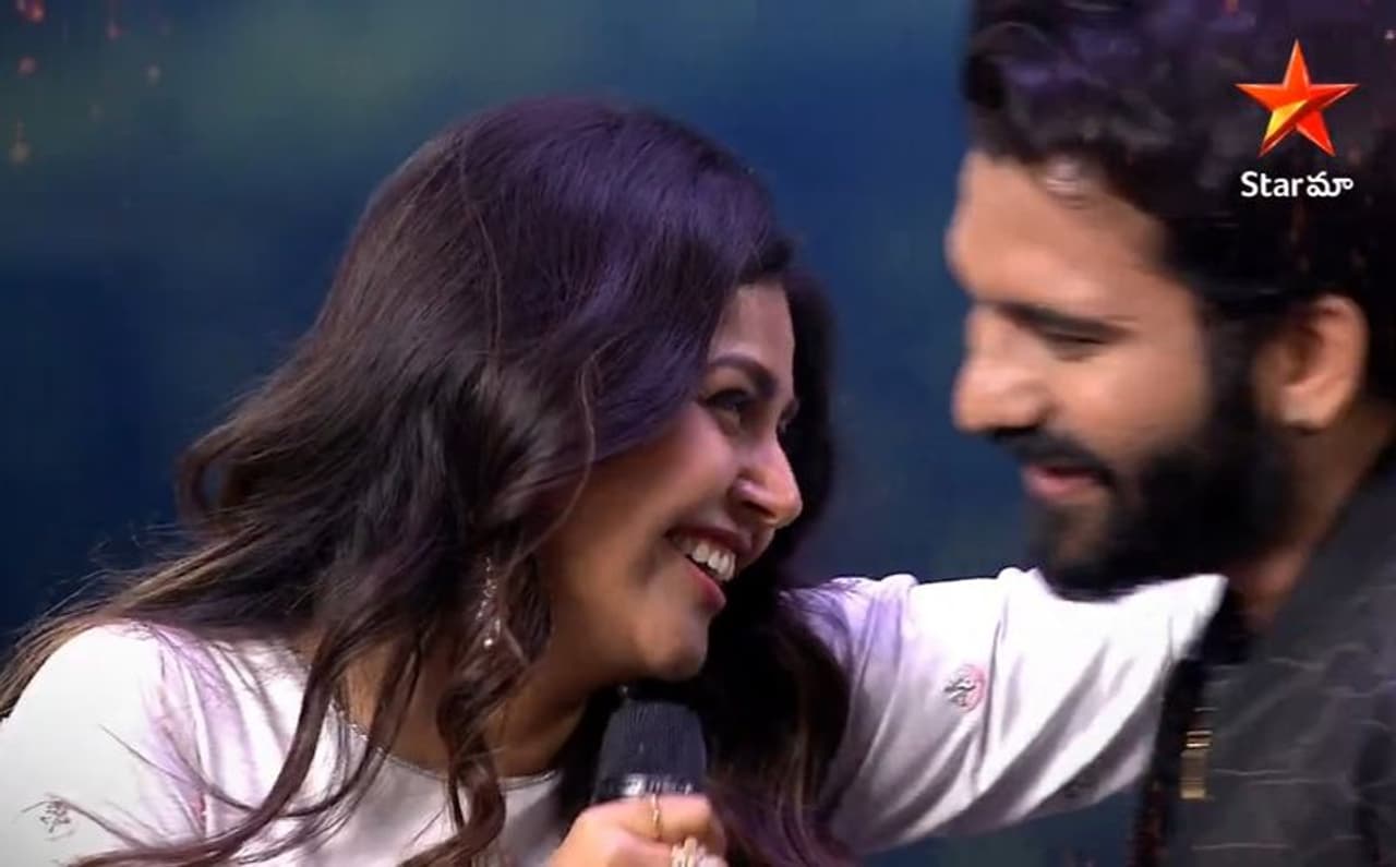 తాజా షోలో మోనాల్, అఖిల్ మరలా రొమాన్స్ తో రెచ్చిపోయారు . ఒకరికి మరొకరు టైట్ హగ్స్, రొమాంటిక్ గిఫ్ట్స్ ఇచ్చుకున్నారు. స్టార్ మా బిగ్ బాస్ ఉత్సవం పేరుతో ఓ కార్యక్రమం నిర్వహించడం జరిగింది. తాజా షోలో మోనాల్, అఖిల్ మరలా రొమాన్స్ తో రెచ్చిపోయారు . ఒకరికి మరొకరు టైట్ హగ్స్, రొమాంటిక్ గిఫ్ట్స్ ఇచ్చుకున్నారు. స్టార్ మా బిగ్ బాస్ ఉత్సవం పేరుతో ఓ కార్యక్రమం నిర్వహించడం జరిగింది.