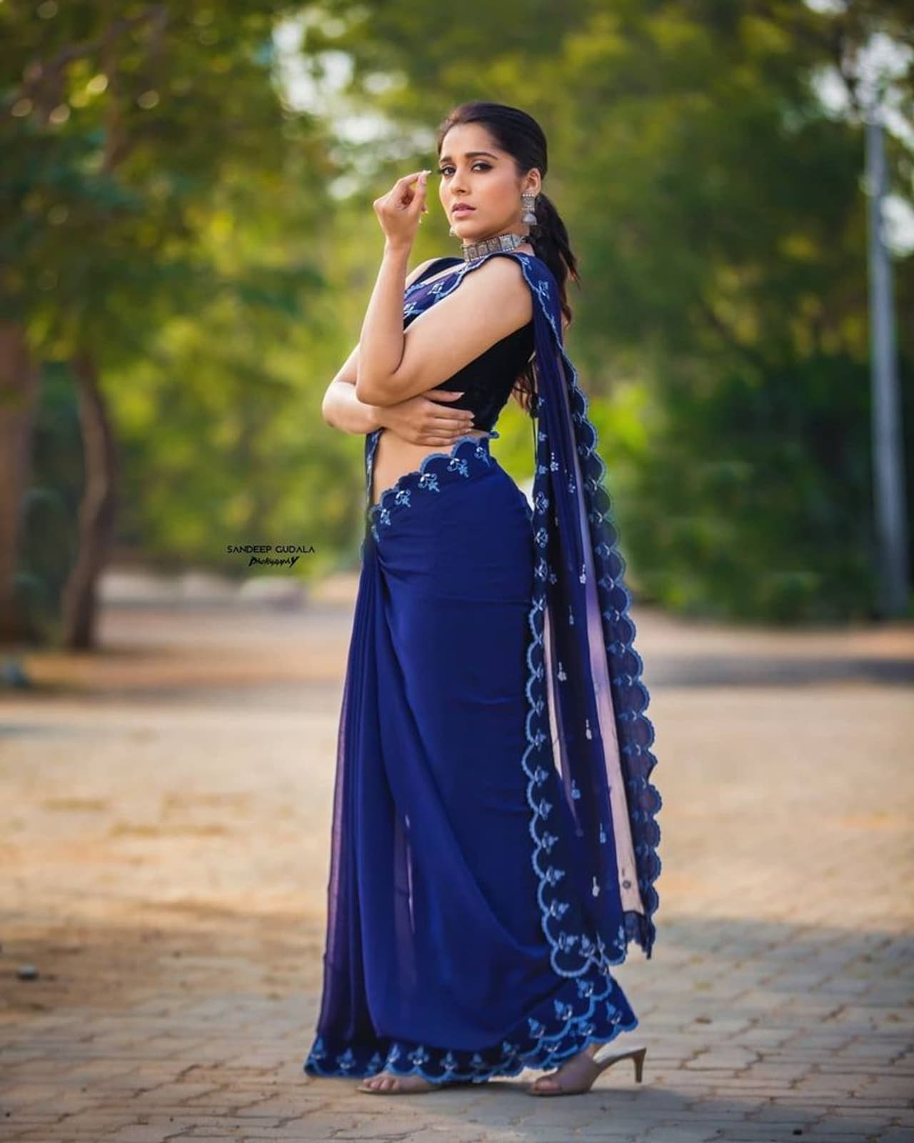 రష్మీ టీవీ షోస్ కోసం ఇలా సరికొత్తగా ముస్తాబవుతుంది. ప్రతి షోకి ట్రెండీ వేర్లో మెరుస్తుంటుంది. తాజాగా ఓ షో కోసం రష్మీ ఇలా మెరిసింది. రష్మీ టీవీ షోస్ కోసం ఇలా సరికొత్తగా ముస్తాబవుతుంది. ప్రతి షోకి ట్రెండీ వేర్లో మెరుస్తుంటుంది. తాజాగా ఓ షో కోసం రష్మీ ఇలా మెరిసింది.