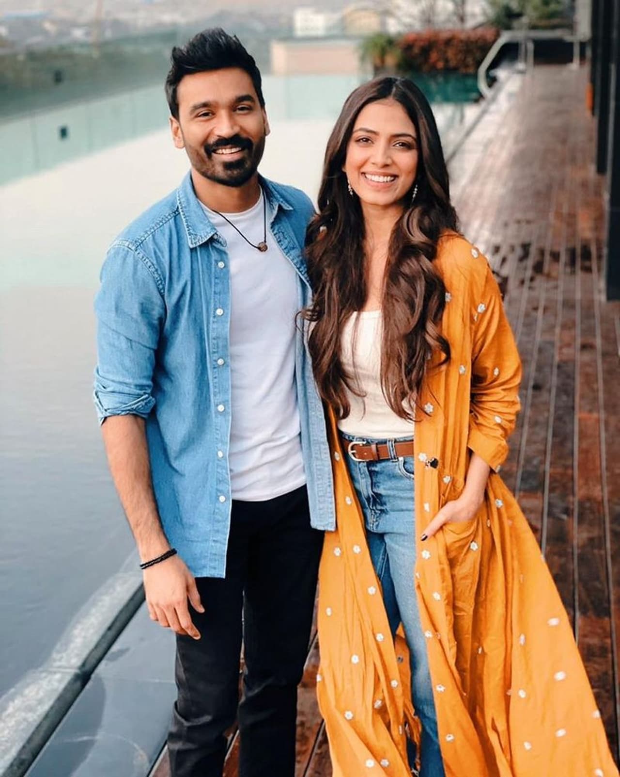 <p>இந்த படத்தின் ஷூட்டிங் முடிவடைந்த நிலையில், இறுதிக்கட்ட போஸ்ட் புரொடக்ஷன் பணிகள் தீவிரமாக நடைபெற்று வருகின்றன.தற்போது கர்ணன் படத்தின் டப்பிங் பணிகளையும் தனுஷ் முடித்துவிட்டதாக வெளியாகியுள்ள லேட்டஸ்ட் போட்டோ சோசியல் மீடியாவில் வைரலாகி வருகிறது. இந்த படம் வரும் ஏப்ரல் மாதம் திரைக்கும் வர என அதிகாரப்பூர்வ அறிவிப்பு சமீபத்தில் வெளியானது.</p> <p>இந்த படத்தின் ஷூட்டிங் முடிவடைந்த நிலையில், இறுதிக்கட்ட போஸ்ட் புரொடக்ஷன் பணிகள் தீவிரமாக நடைபெற்று வருகின்றன.தற்போது கர்ணன் படத்தின் டப்பிங் பணிகளையும் தனுஷ் முடித்துவிட்டதாக வெளியாகியுள்ள லேட்டஸ்ட் போட்டோ சோசியல் மீடியாவில் வைரலாகி வருகிறது. இந்த படம் வரும் ஏப்ரல் மாதம் திரைக்கும் வர என அதிகாரப்பூர்வ அறிவிப்பு சமீபத்தில் வெளியானது.</p>