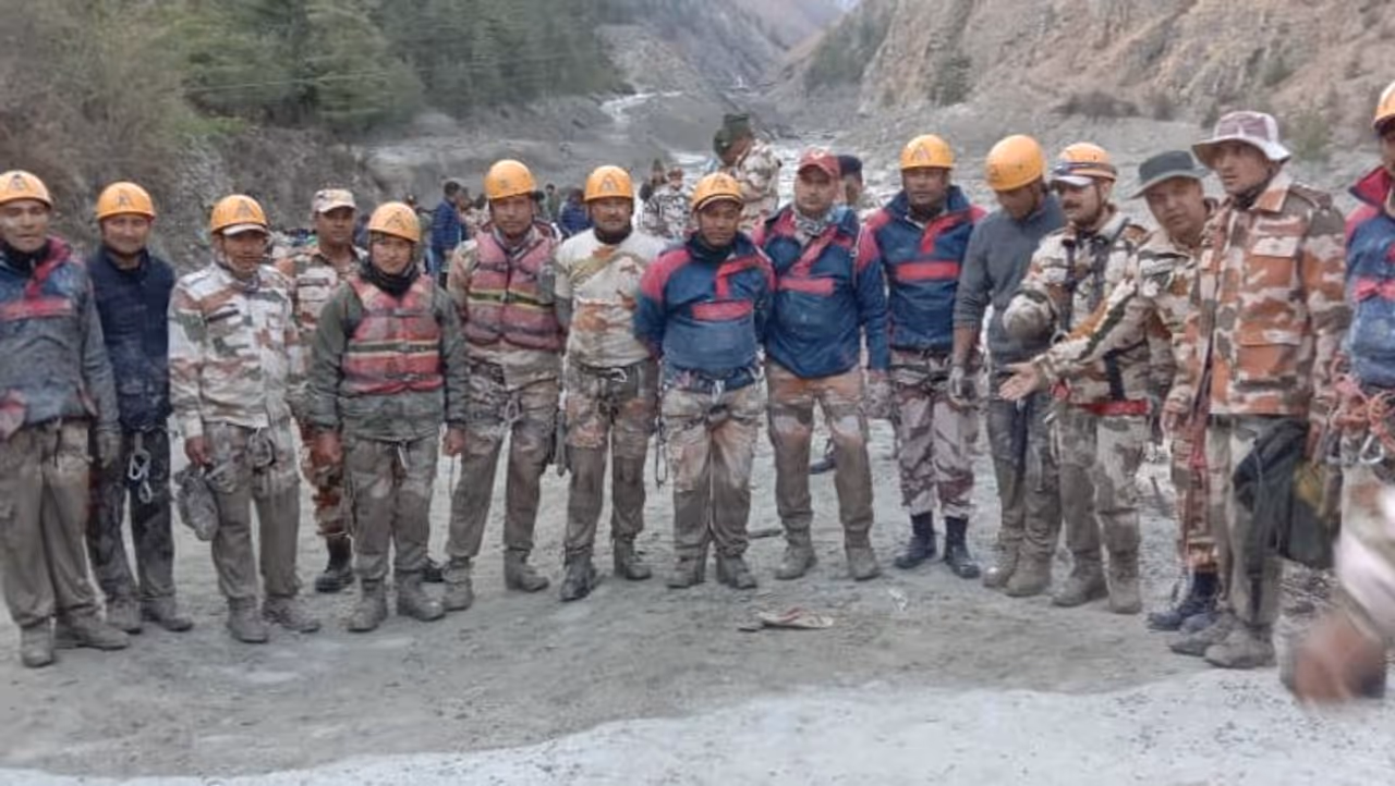 <p>ಉತ್ತರಾಖಂಡ್‌ನ ಚಮೀಲಿಯ ತಪೋವನದಲ್ಲಿ ನೀರ್ಗಲ್ಲು ಸ್ಪೋಟಿಸಿದ ಪರಿಣಾಮ ಧೌಲಿಗಂಗಾ ನದಿಯಲ್ಲಿ ಜಲಪ್ರಳಯವಾಗಿದೆ. ಇದರಿಂದಾಗಿ ಆಸು ಪಾಸಿನ ಪ್ರದೇಶದಲ್ಲೂ ನೀರು ತುಂಬಿದೆ. ಈ ದುರಂತದಲ್ಲಿ ಸರ್ಕಾರಿ ಕಂಪನಿ NTPC ಯೋಜನೆ ಸಂಬಂಧ ಕಾರ್ಯ ನಿರ್ವಹಿಸುತ್ತಿದ್ದ 170 ಕಾರ್ಮಿಕರು ನಾಪತ್ತೆಯಾಗಿದ್ದಾರೆ.</p>