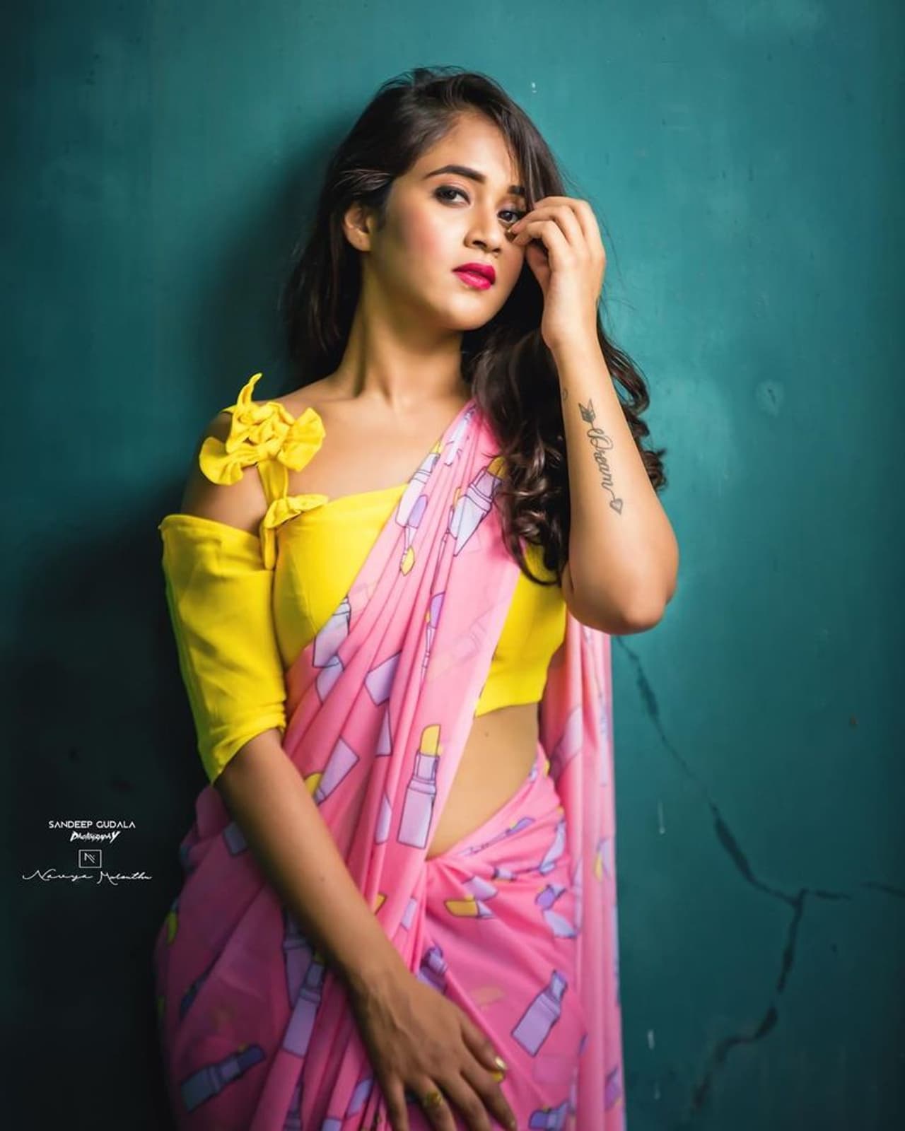 బిగ్బాస్ భామ దీప్తి సునైనా లేటెస్ట్ శారీ ఫోటోలను పంచుకోగా అవి విశేషంగా ఆకట్టుకుంటున్నాయి. ముఖ్యంగా కుర్రకారుకి మాత్రం మతిపోయేలా చేస్తున్నాయి. బిగ్బాస్ భామ దీప్తి సునైనా లేటెస్ట్ శారీ ఫోటోలను పంచుకోగా అవి విశేషంగా ఆకట్టుకుంటున్నాయి. ముఖ్యంగా కుర్రకారుకి మాత్రం మతిపోయేలా చేస్తున్నాయి.