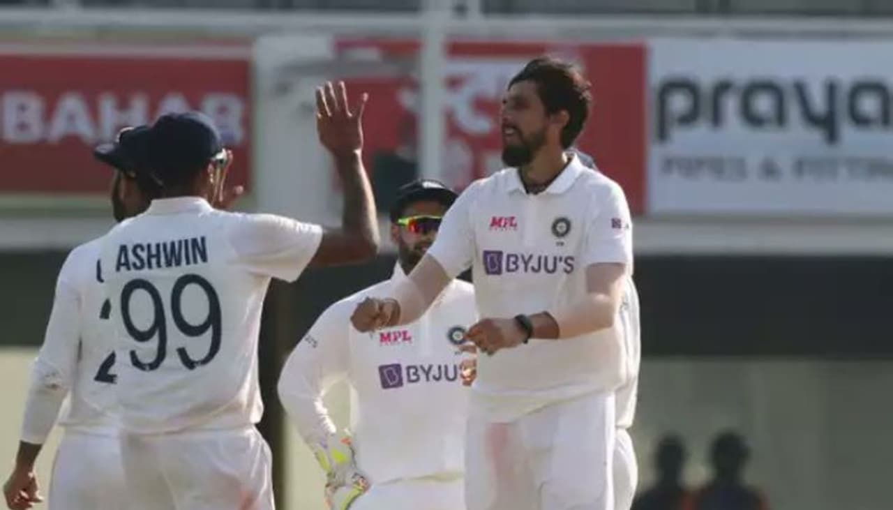 <p>ಇಂಗ್ಲೆಂಡ್‌ ವಿರುದ್ದ ಎರಡನೇ ಇನಿಂಗ್ಸ್‌ನಲ್ಲಿ ಡೆನ್ ಲಾರೆನ್ಸ್‌ ವಿಕೆಟ್‌ ಕಬಳಿಸುವ ಮೂಲಕ ಇಶಾಂತ್ ಶರ್ಮಾ ಟೆಸ್ಟ್‌ ಕ್ರಿಕೆಟ್‌ನಲ್ಲಿ 300 ವಿಕೆಟ್ ಕಬಳಿಸಿದ ಸಾಧನೆ ಮಾಡಿದ್ದಾರೆ.</p>