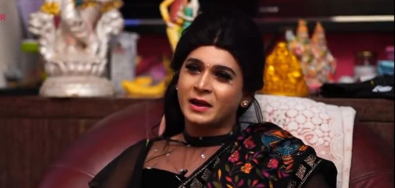 జబర్ధస్త్ లో లేడీ గెటప్స్ వేసే సాయి అందరికీ సుపరిచితుడే. లేడీ గెటప్ లో అచ్చు అమ్మాయి వలె ఉండే సాయి.. వెంకీ టీమ్ లో చేస్తూ ఉంటాడు. సాయి తాజాగా ఓ యూట్యూబ్ ఛానల్ కి ఇంటర్వ్యూ ఇవ్వడం జరిగింది. జబర్ధస్త్ లో లేడీ గెటప్స్ వేసే సాయి అందరికీ సుపరిచితుడే. లేడీ గెటప్ లో అచ్చు అమ్మాయి వలె ఉండే సాయి.. వెంకీ టీమ్ లో చేస్తూ ఉంటాడు. సాయి తాజాగా ఓ యూట్యూబ్ ఛానల్ కి ఇంటర్వ్యూ ఇవ్వడం జరిగింది.