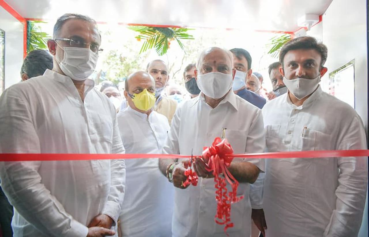 <p>ಮಲ್ಲೇಶ್ವರಂನಲ್ಲಿರುವ ಕೆ.ಸಿ.ಜನರಲ್ ಆಸ್ಪತ್ರೆಯಲ್ಲಿ ಮೂರು ತಿಂಗಳ ಕಾಲದಲ್ಲಿ ಸ್ಥಾಪಿಸಲಾಗಿರುವ 100 ಹಾಸಿಗೆಗಳ ಐಸಿಯು ಘಟಕವನ್ನು ಸಿಎಂ ಬಿಎಸ್ ಯಡಿಯೂರಪ್ಪ ಅವರು ಲೋಕಾರ್ಪಣೆ ಮಾಡಿದರು.</p> <p>ಮಲ್ಲೇಶ್ವರಂನಲ್ಲಿರುವ ಕೆ.ಸಿ.ಜನರಲ್ ಆಸ್ಪತ್ರೆಯಲ್ಲಿ ಮೂರು ತಿಂಗಳ ಕಾಲದಲ್ಲಿ ಸ್ಥಾಪಿಸಲಾಗಿರುವ 100 ಹಾಸಿಗೆಗಳ ಐಸಿಯು ಘಟಕವನ್ನು ಸಿಎಂ ಬಿಎಸ್ ಯಡಿಯೂರಪ್ಪ ಅವರು ಲೋಕಾರ್ಪಣೆ ಮಾಡಿದರು.</p>