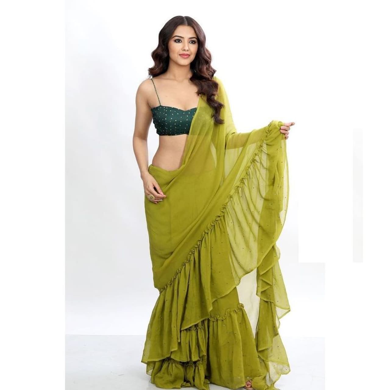 <p>ఆడవారి అందాన్ని మరింత మెరుగులు పెట్టేది చీర.. కట్టుకునే పద్ధతి తెలియాలే కానీ చీరలో కనిపించినంత సెక్సీగా, అందంగా మరే డ్రెస్ లోనూ కనిపించరు. అయితే లాక్ డౌన్, వర్క్ ఫ్రం హోం.. నైటీలు, కుర్తాలు, పైజామాలకు పరిమితం చేసింది.</p> <p>ఆడవారి అందాన్ని మరింత మెరుగులు పెట్టేది చీర.. కట్టుకునే పద్ధతి తెలియాలే కానీ చీరలో కనిపించినంత సెక్సీగా, అందంగా మరే డ్రెస్ లోనూ కనిపించరు. అయితే లాక్ డౌన్, వర్క్ ఫ్రం హోం.. నైటీలు, కుర్తాలు, పైజామాలకు పరిమితం చేసింది.</p>