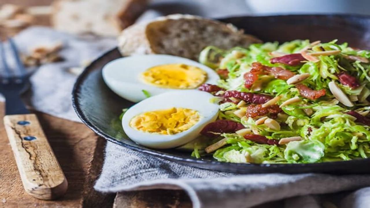 <p>ಹೌದು, ಮೊಟ್ಟೆಯನ್ನು ಕೆಲವು ವಸ್ತುಗಳೊಂದಿಗೆ ತಿಂದರೂ ಅದು ವಿಷವಾಗಿ ಜೀವವನ್ನು ತೆಗೆಯಬಹುದು. ಮೊಟ್ಟೆ ತಿನ್ನುವ ಮುನ್ನ ಮೊಟ್ಟೆಗಳ ಪರಿಪೂರ್ಣ ಗುಣಲಕ್ಷಣಗಳನ್ನು ತಿಳಿದುಕೊಳ್ಳುವುದು ಬಹಳ ಮುಖ್ಯ. ಒಂದು ವೇಳೆ ಈ ಕೆಳಗೆ ತಿಳಿಸಿದ ಪದಾರ್ಥಗಳೊಂದಿಗೆ ಮೊಟ್ಟೆ ಸೇವಿಸಿದರೆ ಅಪಾಯ ಖಂಡಿತಾ. </p> <p>ಹೌದು, ಮೊಟ್ಟೆಯನ್ನು ಕೆಲವು ವಸ್ತುಗಳೊಂದಿಗೆ ತಿಂದರೂ ಅದು ವಿಷವಾಗಿ ಜೀವವನ್ನು ತೆಗೆಯಬಹುದು. ಮೊಟ್ಟೆ ತಿನ್ನುವ ಮುನ್ನ ಮೊಟ್ಟೆಗಳ ಪರಿಪೂರ್ಣ ಗುಣಲಕ್ಷಣಗಳನ್ನು ತಿಳಿದುಕೊಳ್ಳುವುದು ಬಹಳ ಮುಖ್ಯ. ಒಂದು ವೇಳೆ ಈ ಕೆಳಗೆ ತಿಳಿಸಿದ ಪದಾರ್ಥಗಳೊಂದಿಗೆ ಮೊಟ್ಟೆ ಸೇವಿಸಿದರೆ ಅಪಾಯ ಖಂಡಿತಾ. </p>