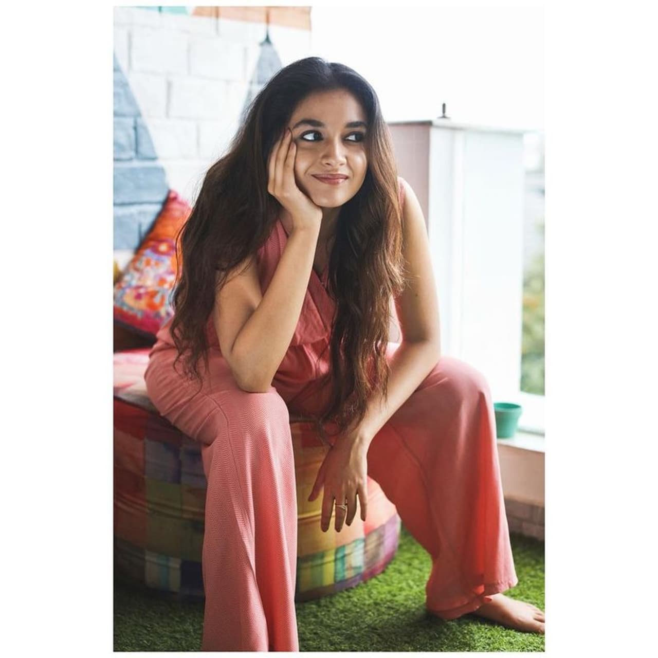 <p>அந்த வகையில் தற்போது, கீர்த்தி சுரேஷ் தனக்கு பிடித்த ஒருவரை கட்டி பிடித்து, முத்தம் கொடுத்து Hug டே ஸ்பெஷலாக வெளியிட்டுள்ள புகைப்படம் சிங்கிள்ஸை செம்ம கடுப்பாக்கியுள்ளது.<br /> </p> <p>அந்த வகையில் தற்போது, கீர்த்தி சுரேஷ் தனக்கு பிடித்த ஒருவரை கட்டி பிடித்து, முத்தம் கொடுத்து Hug டே ஸ்பெஷலாக வெளியிட்டுள்ள புகைப்படம் சிங்கிள்ஸை செம்ம கடுப்பாக்கியுள்ளது.<br /> </p>