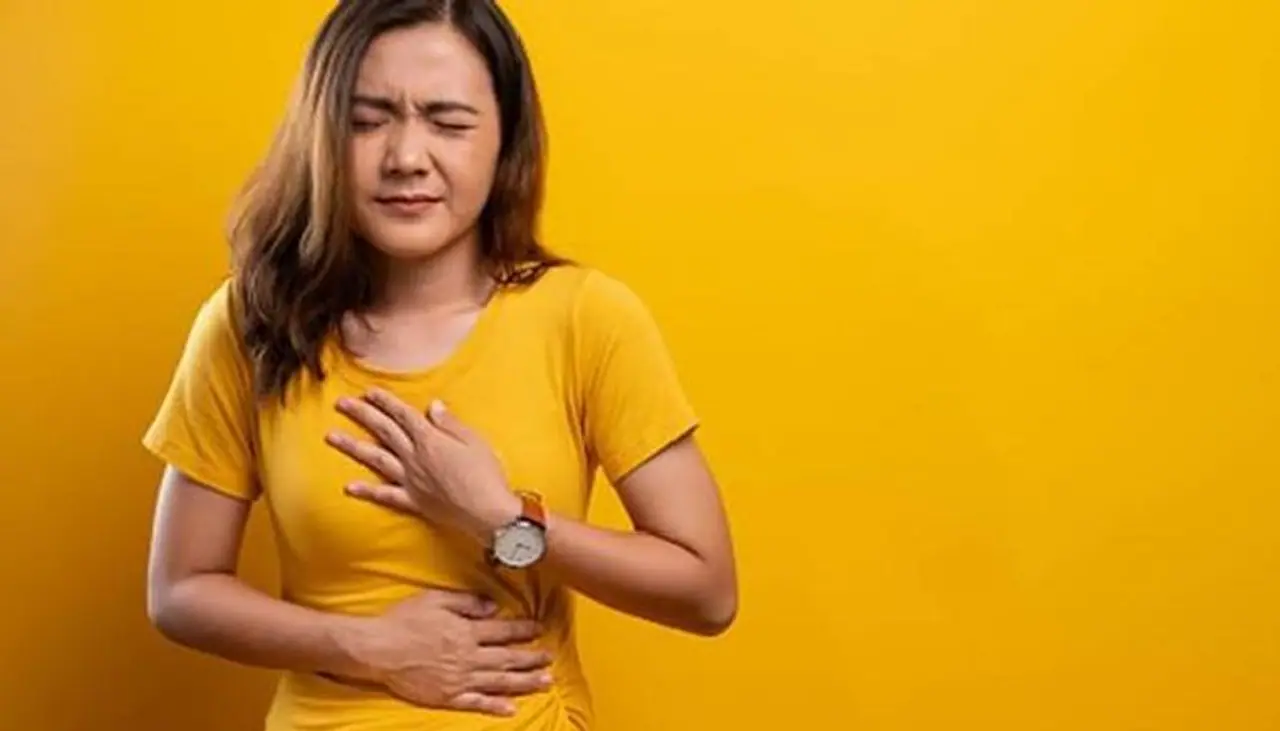 <p>കൃത്യനിഷ്ഠയില്ലാത്ത ഭക്ഷണക്രമം, ഭക്ഷണം ഒഴിവാക്കല് , ഉറങ്ങുന്നതിന് തൊട്ടുമുമ്പുള്ള ഭക്ഷണം കഴിക്കല് , അമിതാഹാരം, ഫൈബര് കുറഞ്ഞ ആഹാര സാധനങ്ങള് തുടങ്ങിയ ഭക്ഷണശീലങ്ങള് അസിഡിറ്റിയ്ക്ക് കാരണമാകാം. </p> <p>കൃത്യനിഷ്ഠയില്ലാത്ത ഭക്ഷണക്രമം, ഭക്ഷണം ഒഴിവാക്കല് , ഉറങ്ങുന്നതിന് തൊട്ടുമുമ്പുള്ള ഭക്ഷണം കഴിക്കല് , അമിതാഹാരം, ഫൈബര് കുറഞ്ഞ ആഹാര സാധനങ്ങള് തുടങ്ങിയ ഭക്ഷണശീലങ്ങള് അസിഡിറ്റിയ്ക്ക് കാരണമാകാം. </p>