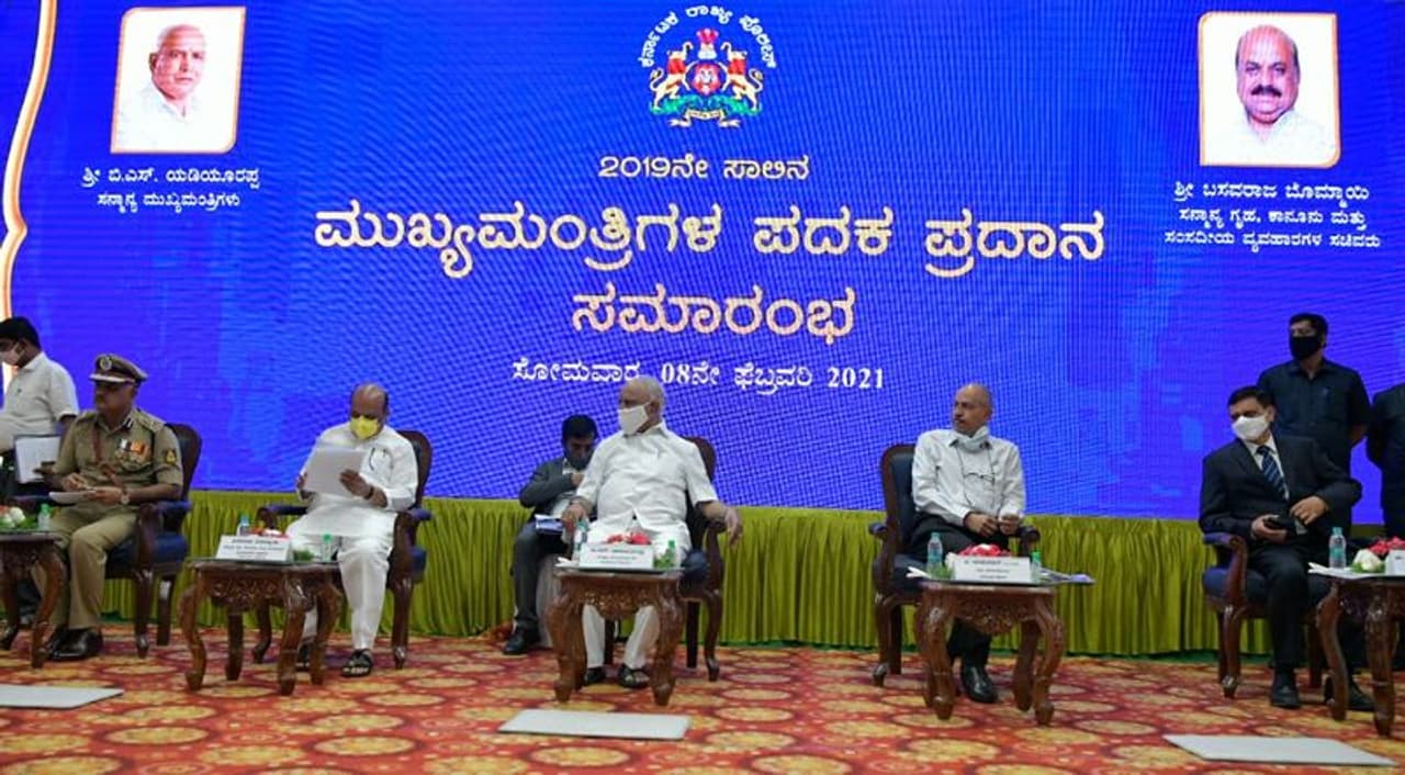 <p>ಸೈಬರ್‌ ಕ್ರೈಂ ಪ್ರಕರಣಗಳು ಇತ್ತೀಚೆಗೆ ಹೆಚ್ಚಾಗುತ್ತಿದ್ದು, ಇವುಗಳನ್ನು ತಡೆಯಲು ಪೊಲೀಸರು ಕೂಡ ಆಧುನಿಕ ತಂತ್ರಜ್ಞಾನ ಬಳಸಬೇಕು ಮತ್ತು ಹಿರಿಯ ಅಧಿಕಾರಿಗಳು ಕಿರಿಯ ಅಧಿಕಾರಿಗಳನ್ನು ತಾಂತ್ರಿಕವಾಗಿ ಸನ್ನದ್ಧಗೊಳಿಸಬೇಕು ಎಂದು ಗೃಹ ಸಚಿವ ಬಸವರಾಜ ಬೊಮ್ಮಾಯಿ ತಿಳಿಸಿದ್ದಾರೆ.</p>