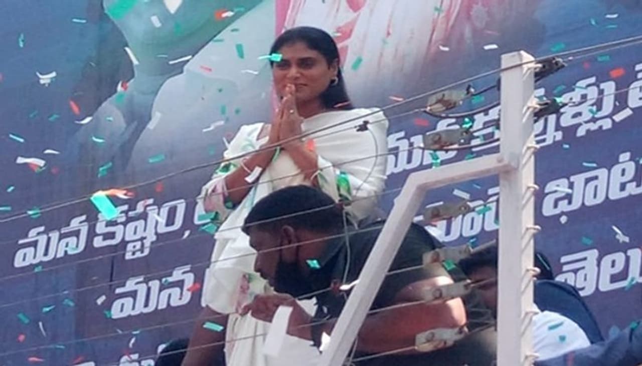 <p>ఆంధ్రప్రదేశ్ ముఖ్యమంత్రి జగన్ మోహన్ రెడ్డి సోదరి షర్మిల తెలంగాణలో పార్టీని ప్రారంభించనున్న విషయం తెలిసిందే. తెలంగాణ కోడలిని అంటూ ఆమె ఇక్కడి రాజకీయాల్లో చక్రం తిప్పాలని యోచిస్తున్నారు. రాజన్న రాజ్యం అనే కాన్సెప్ట్ ను తెర మీదకు తీసుకురావడం ద్వారా.... అధికార తెరాస లోపాలను ఎత్తిచూపడమే కాకుండా ఆమె ఏమి చేయదల్చుకున్నారో కూడా ప్రజల ముందుకు తీసుకువస్తున్నారు. షర్మిల ఇంతకు ఎవరు వదిలిన బాణం అనే విషయంలో క్లారిటీ రాక అందరూ తలలు పట్టుకుంటుంటే... ఆమె మాత్రం పార్టీ ఏర్పాటు, విస్తరణ కార్యక్రమాల్లో బిజీగా ఉన్నారు.&nbsp;</p>